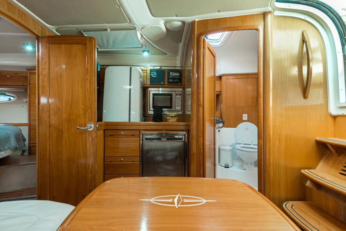Two-Cabin Boat (4 Adults) photo 1