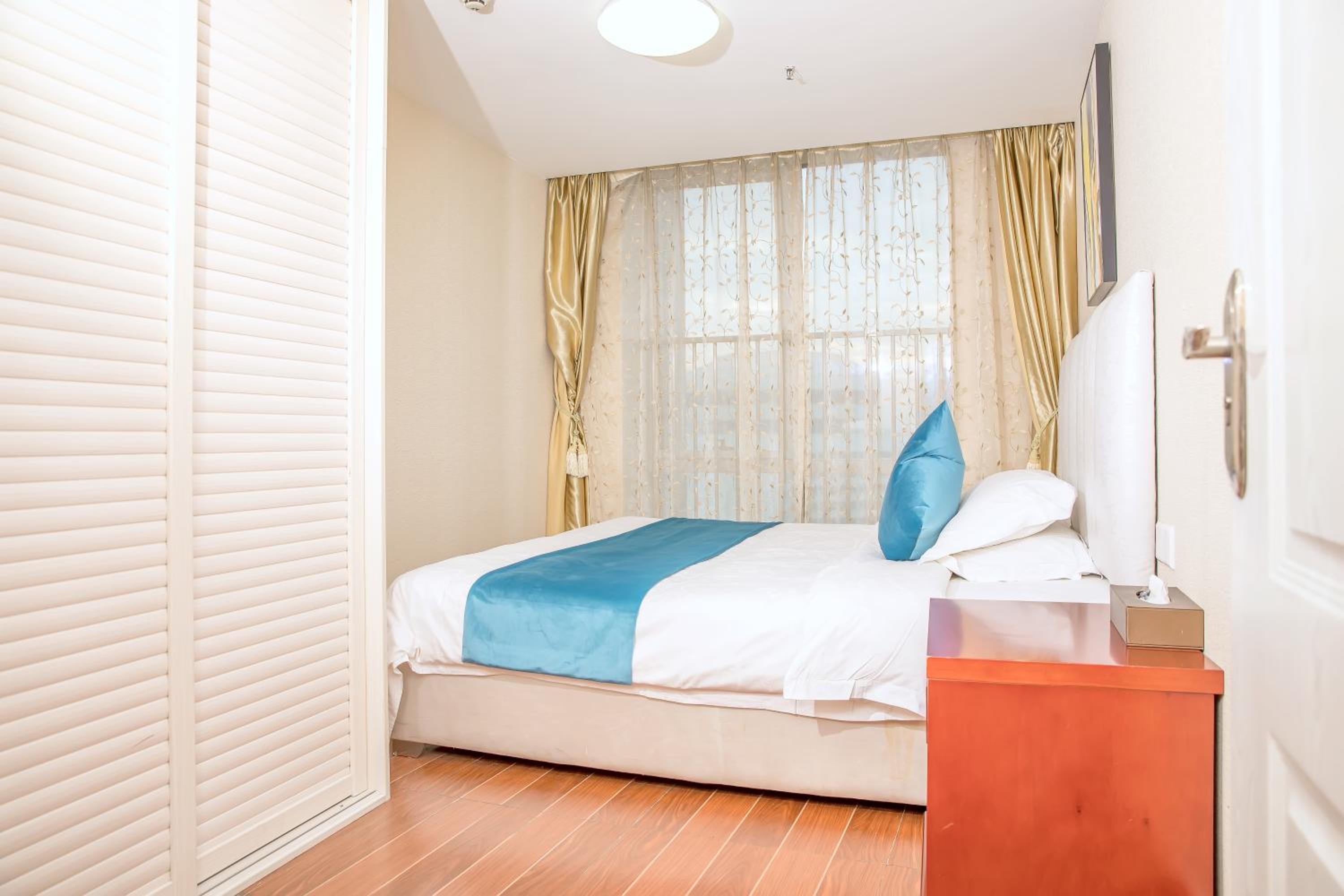 Deluxe Three-Bedroom Apartment - Photo 3