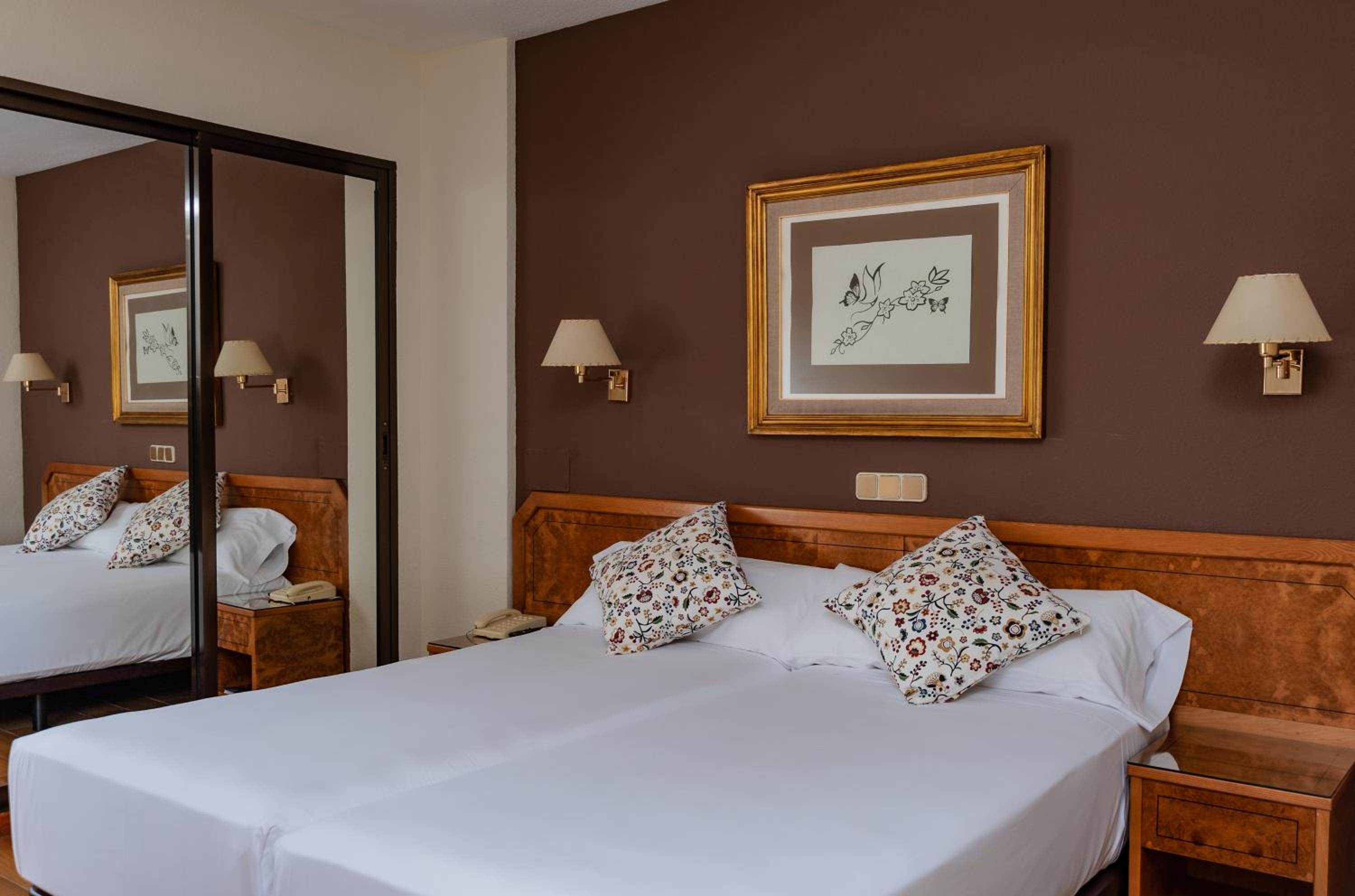 Twin Room - Photo 2