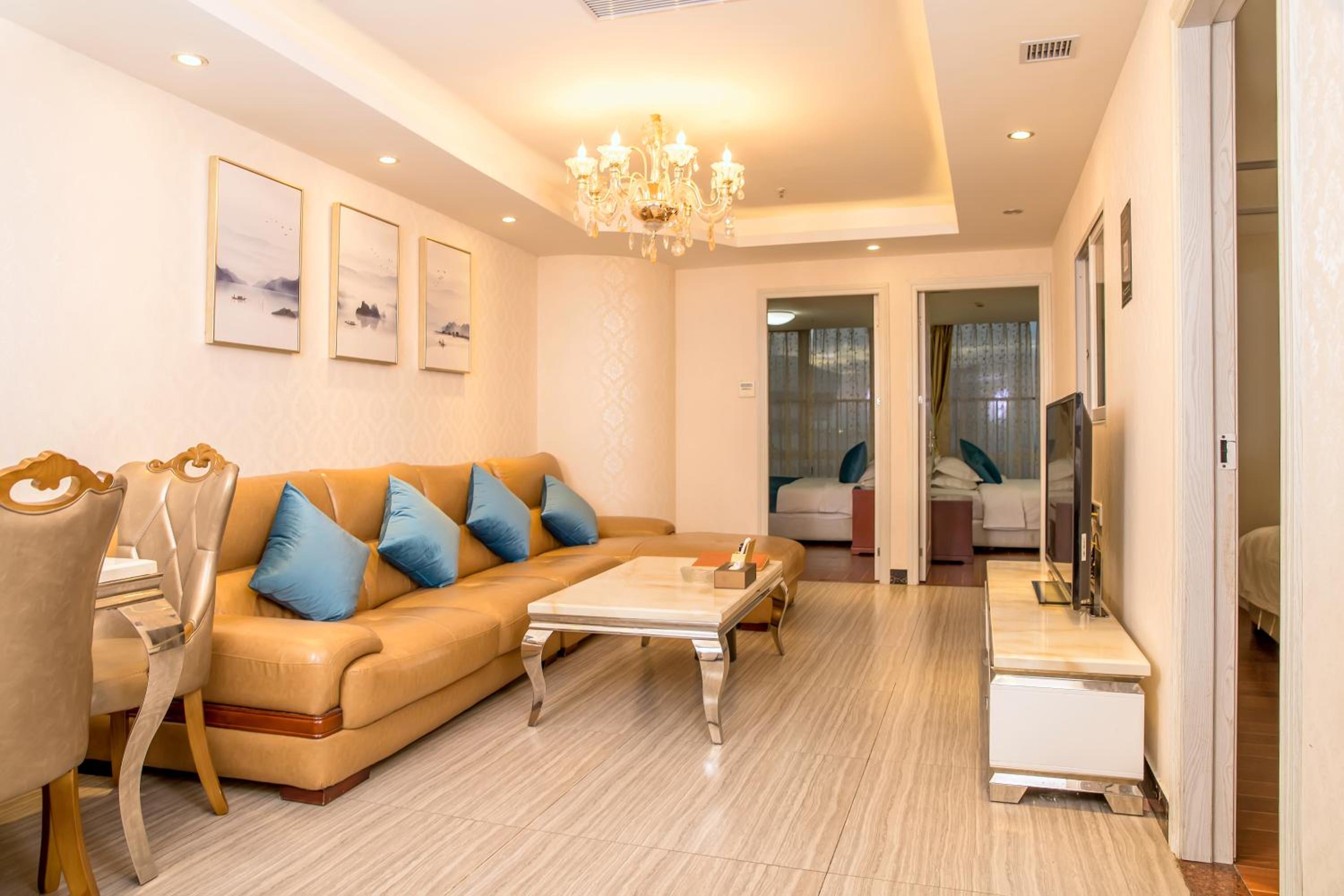 Deluxe Three-Bedroom Apartment - Photo 4