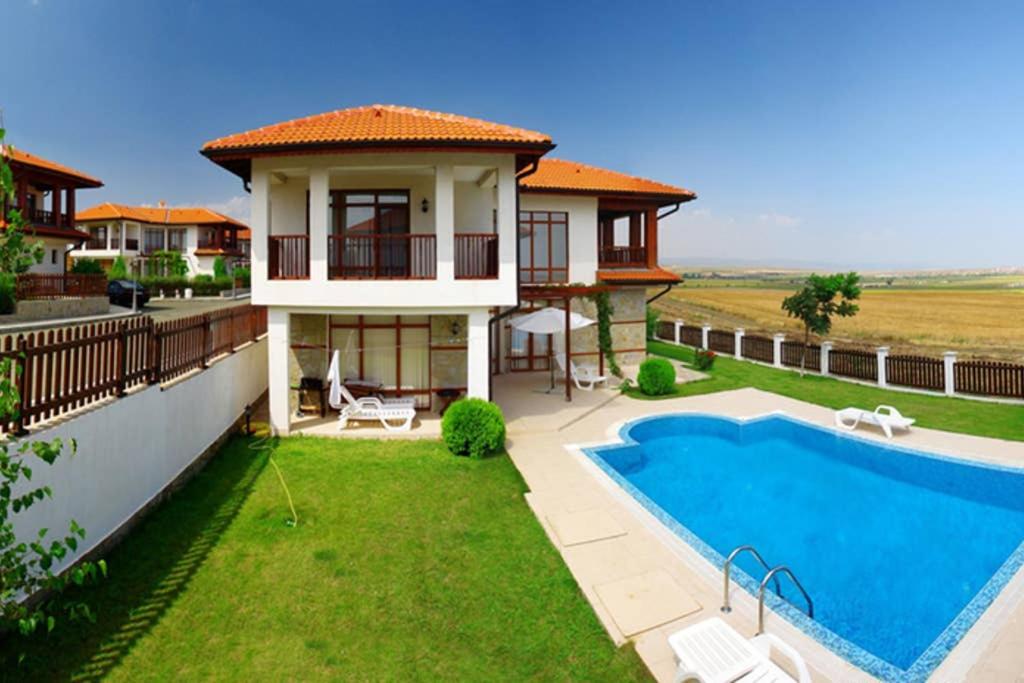 Three-Bedroom Villa photo 2