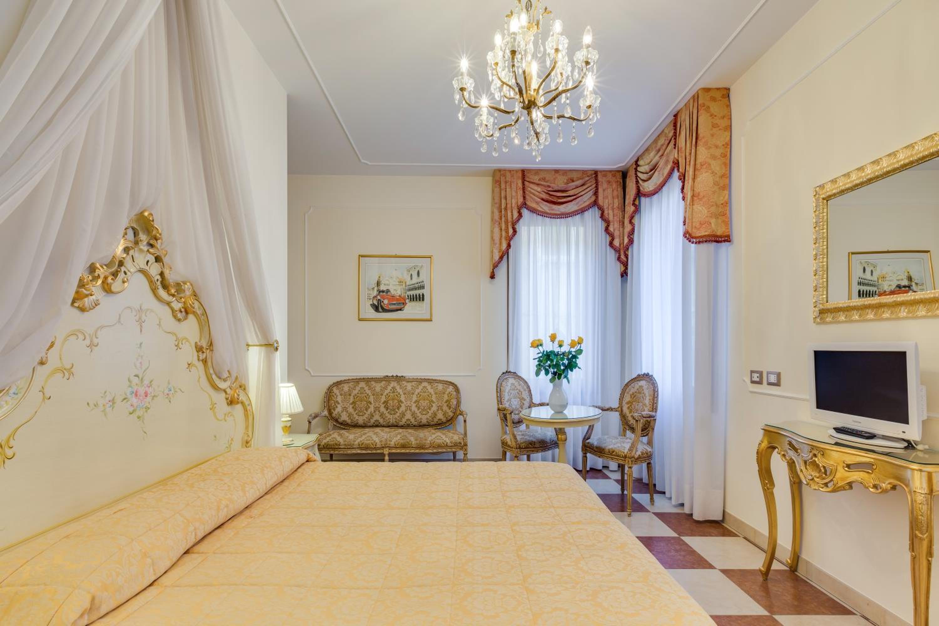 Double or Twin Room with Canal View photo 3