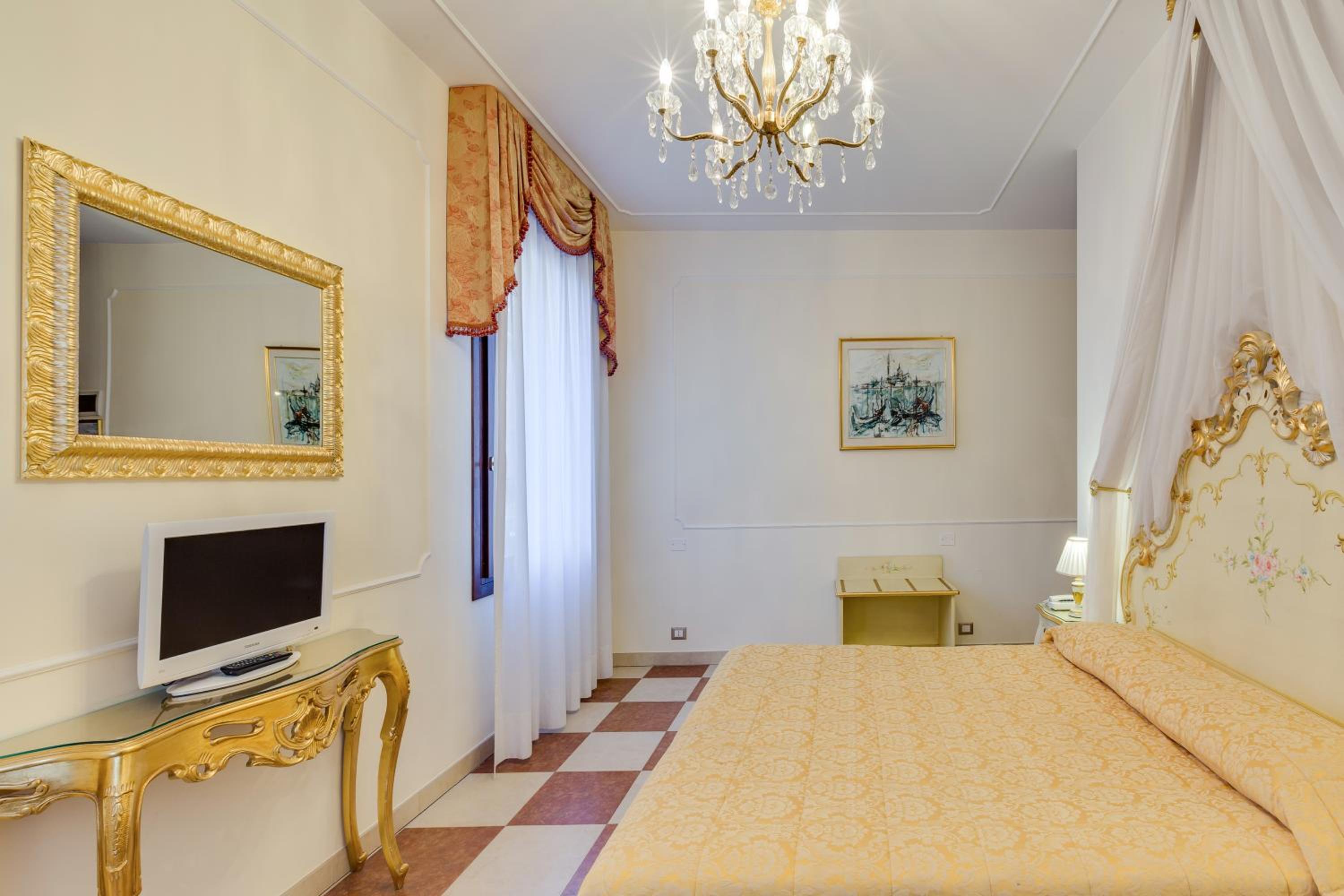 Double or Twin Room with Canal View photo 2