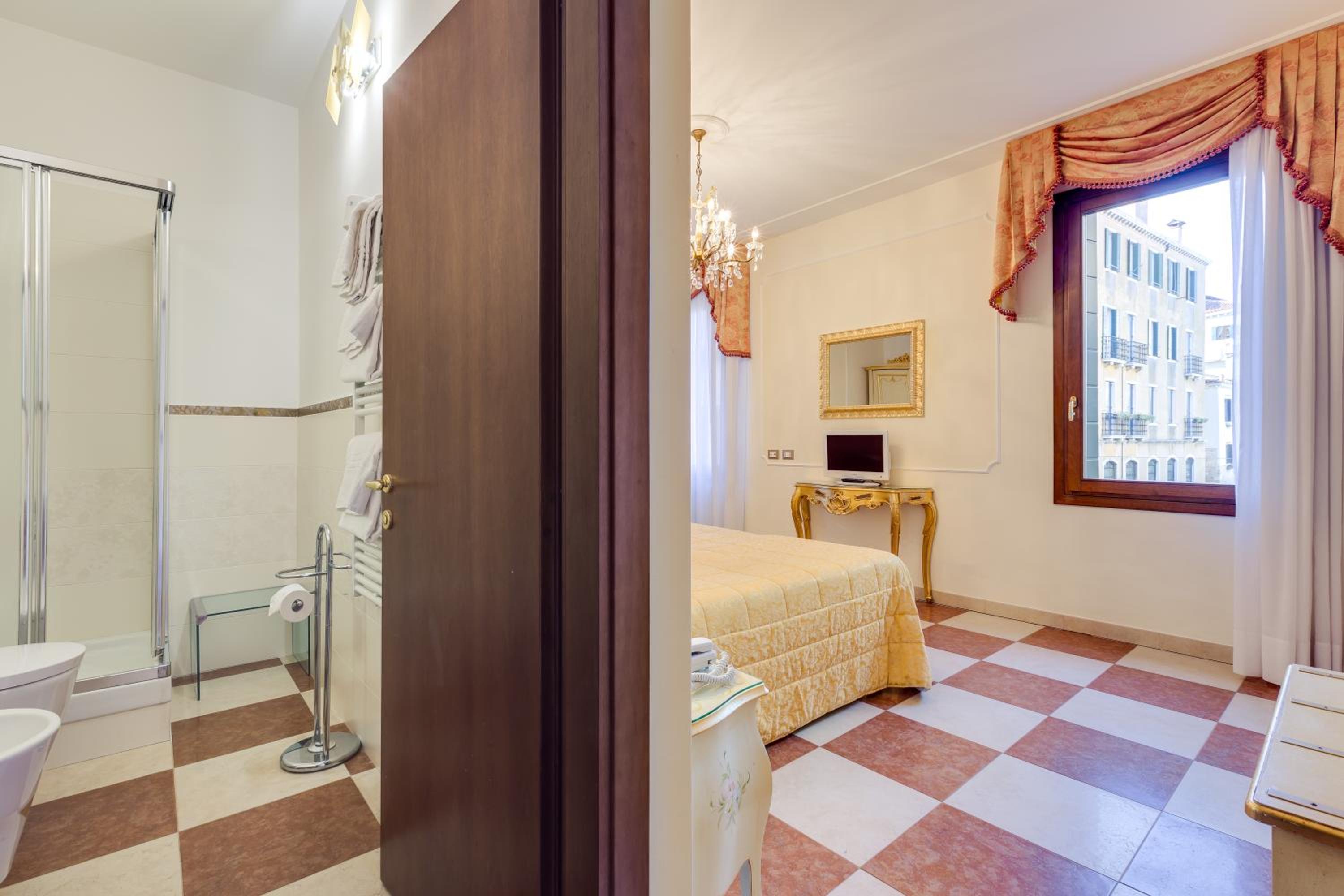 Double or Twin Room with Canal View photo 1