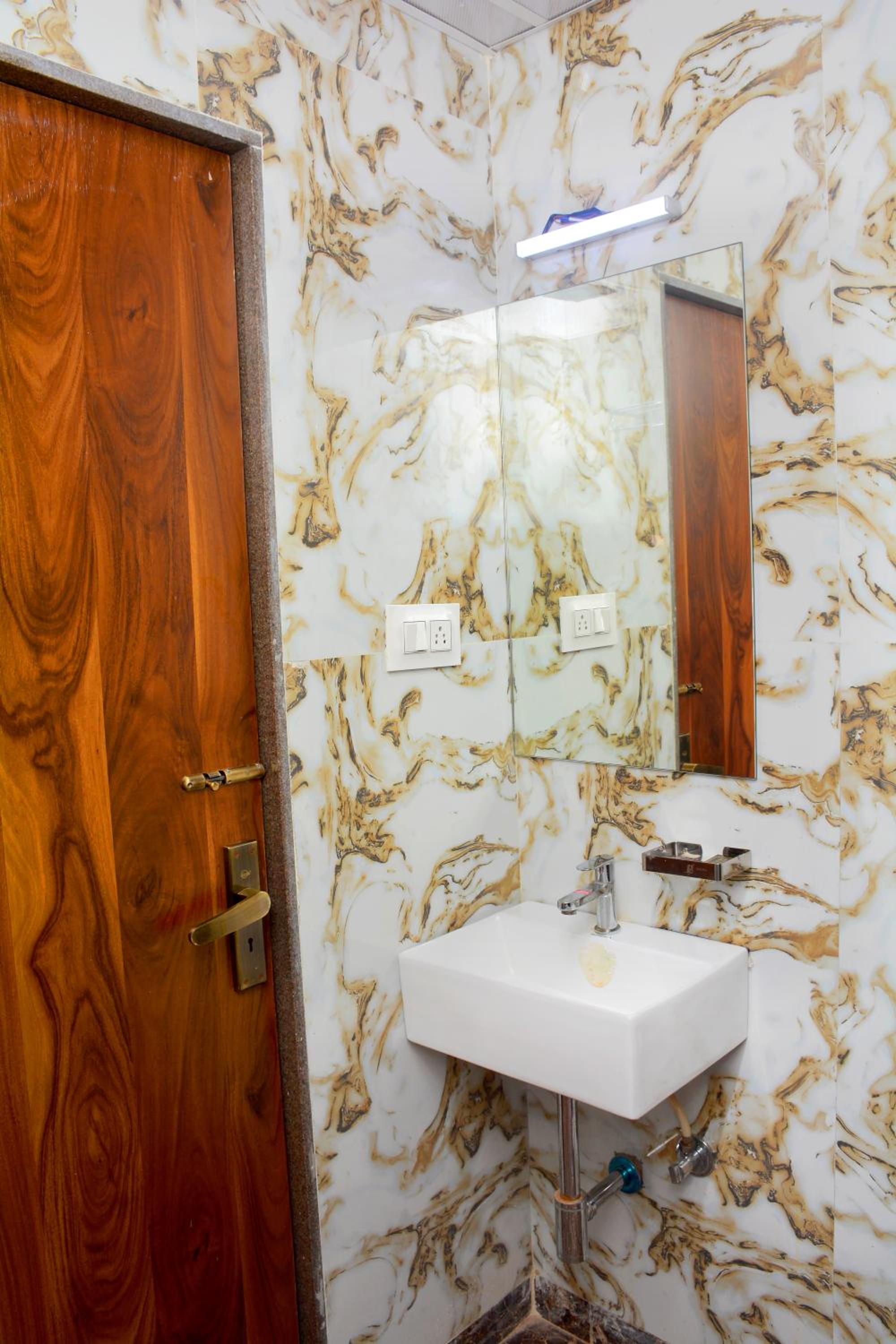 Deluxe Double Room - Photo 9