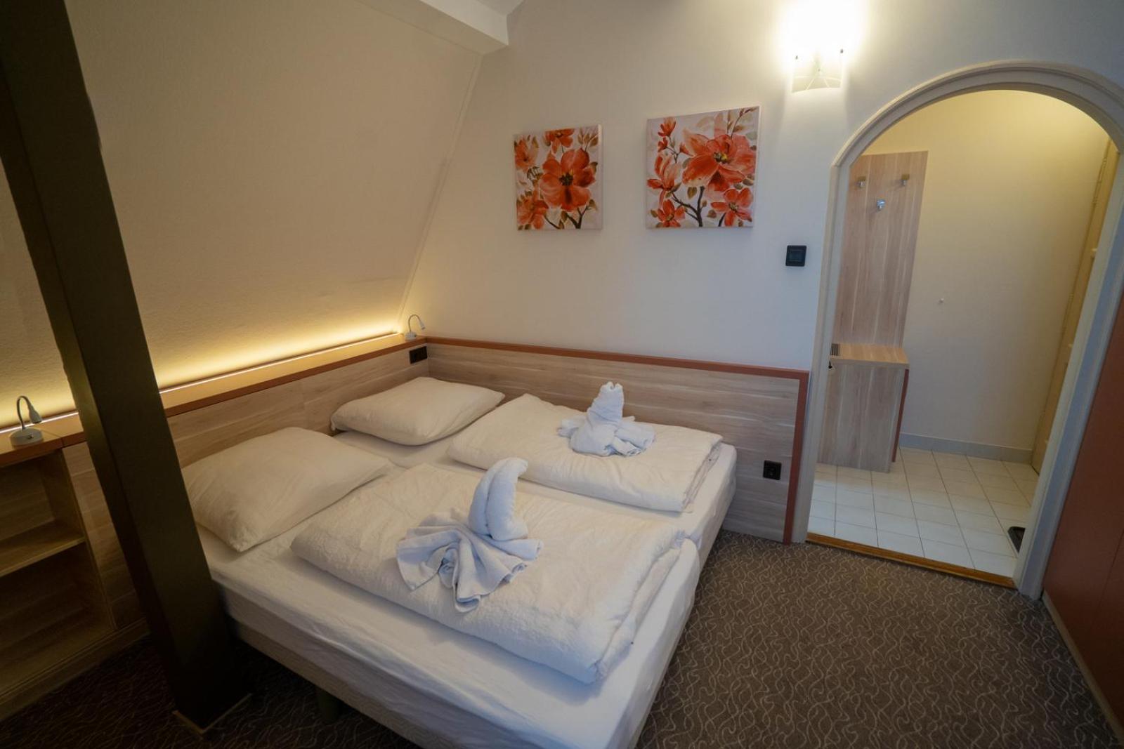 Double Room - Photo 8