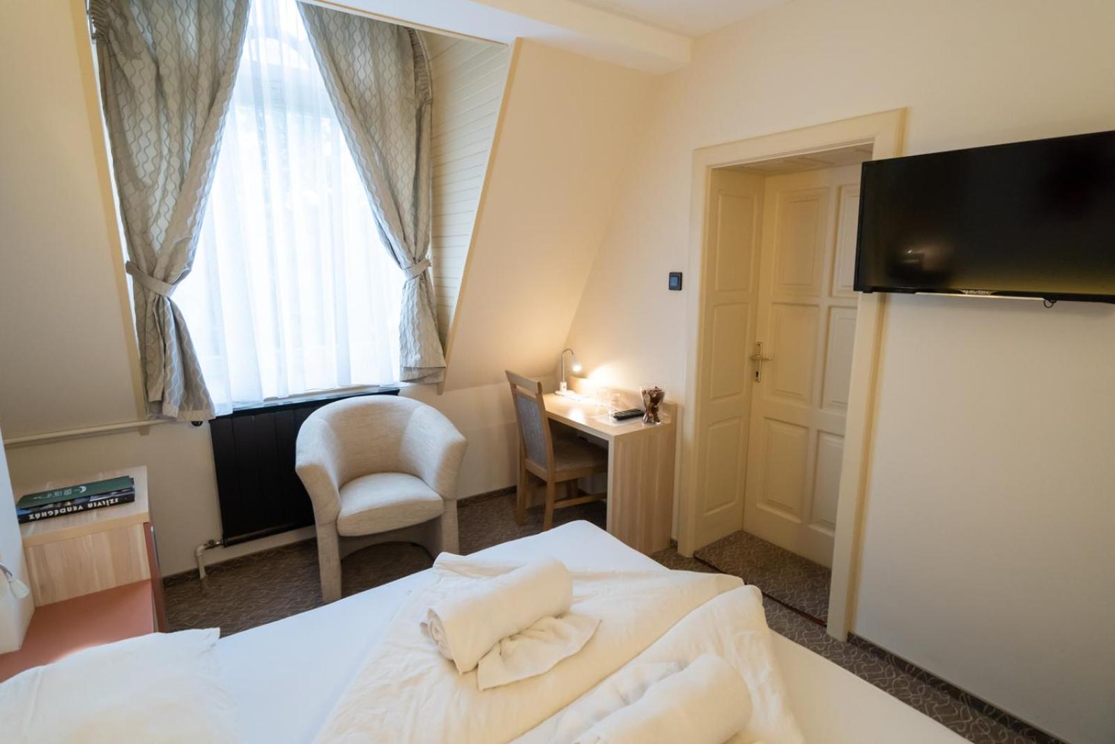 Double Room - Photo 6