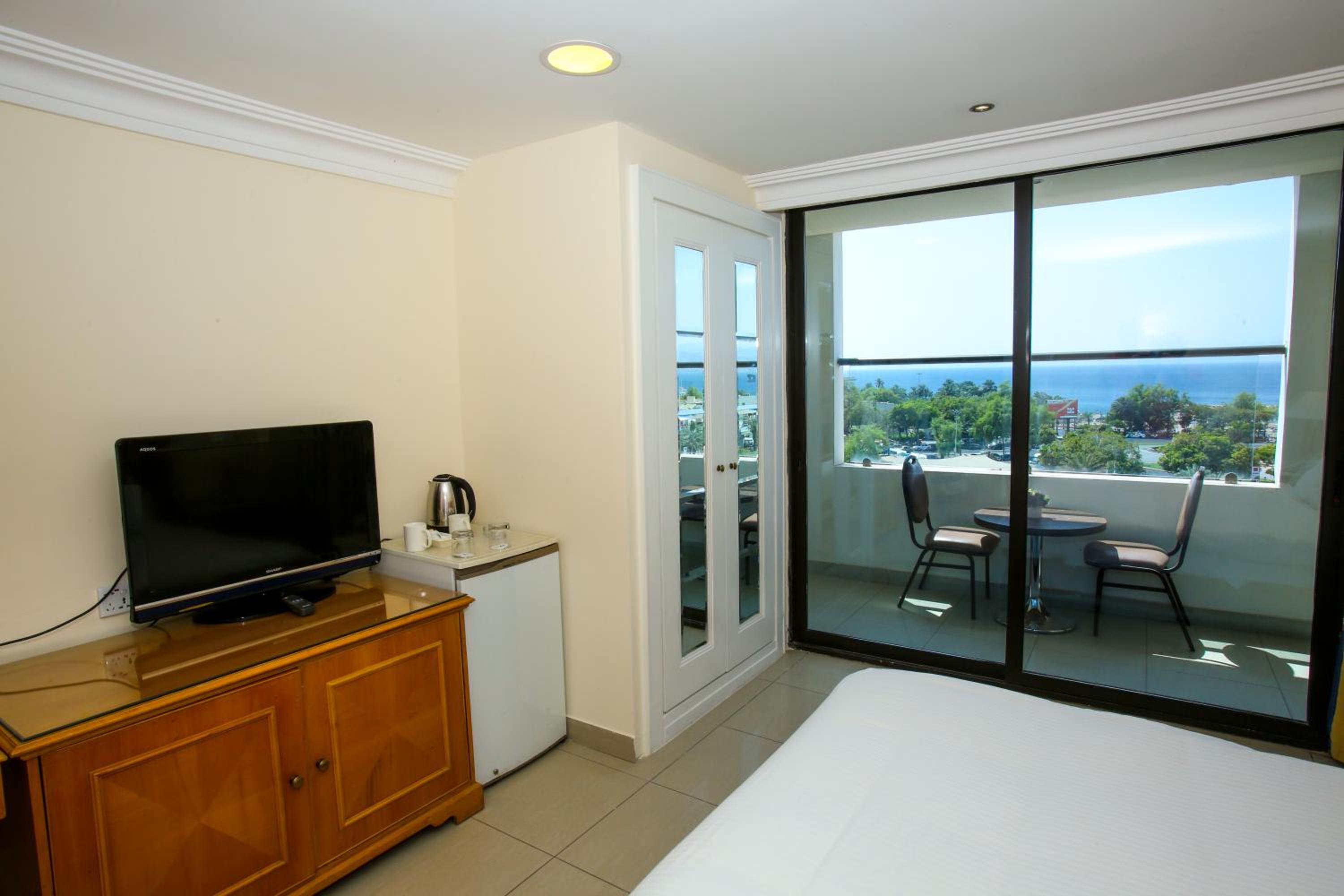 Double Room with Balcony and Sea View - Photo 5