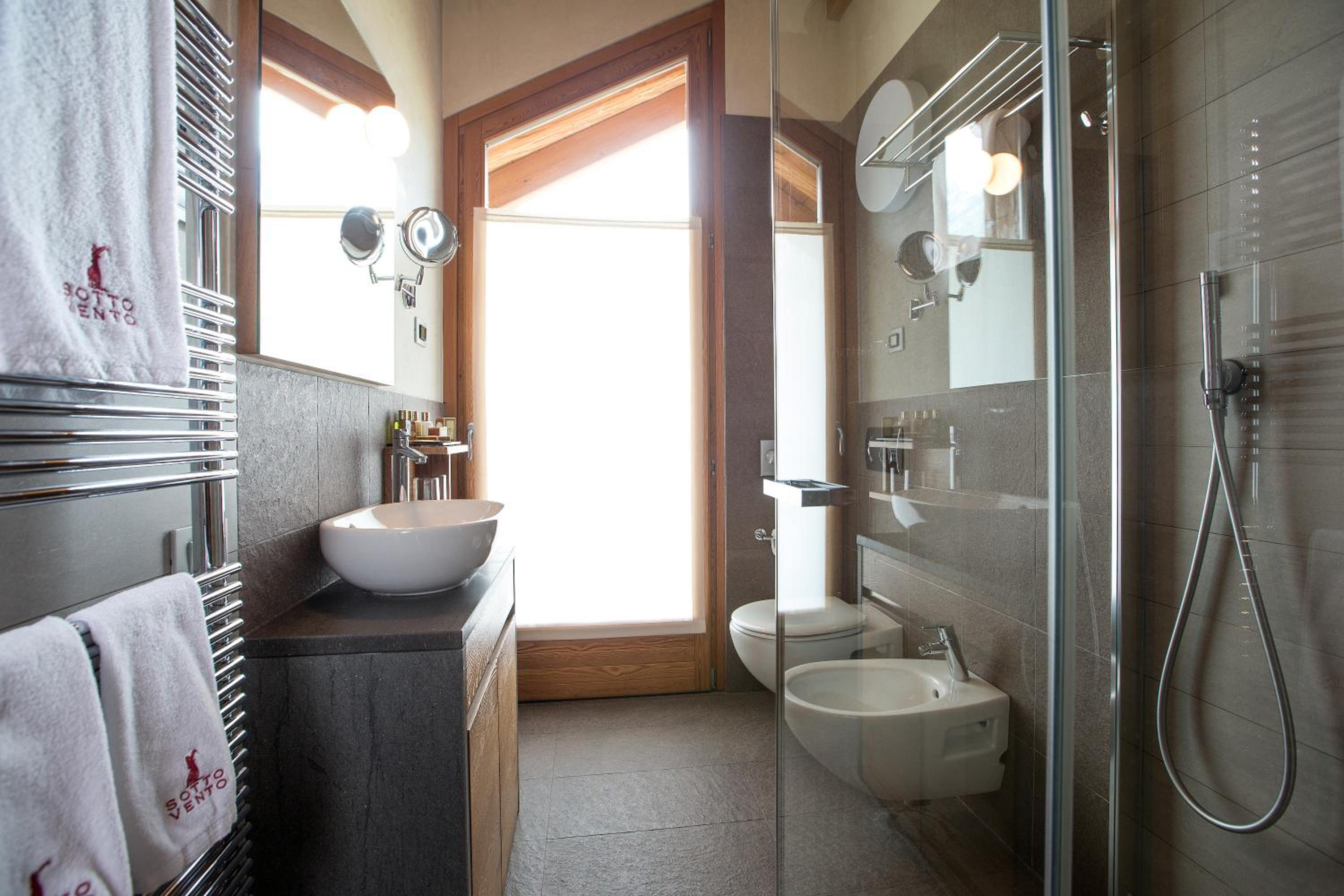 Deluxe Suite with Balcony - Photo 11
