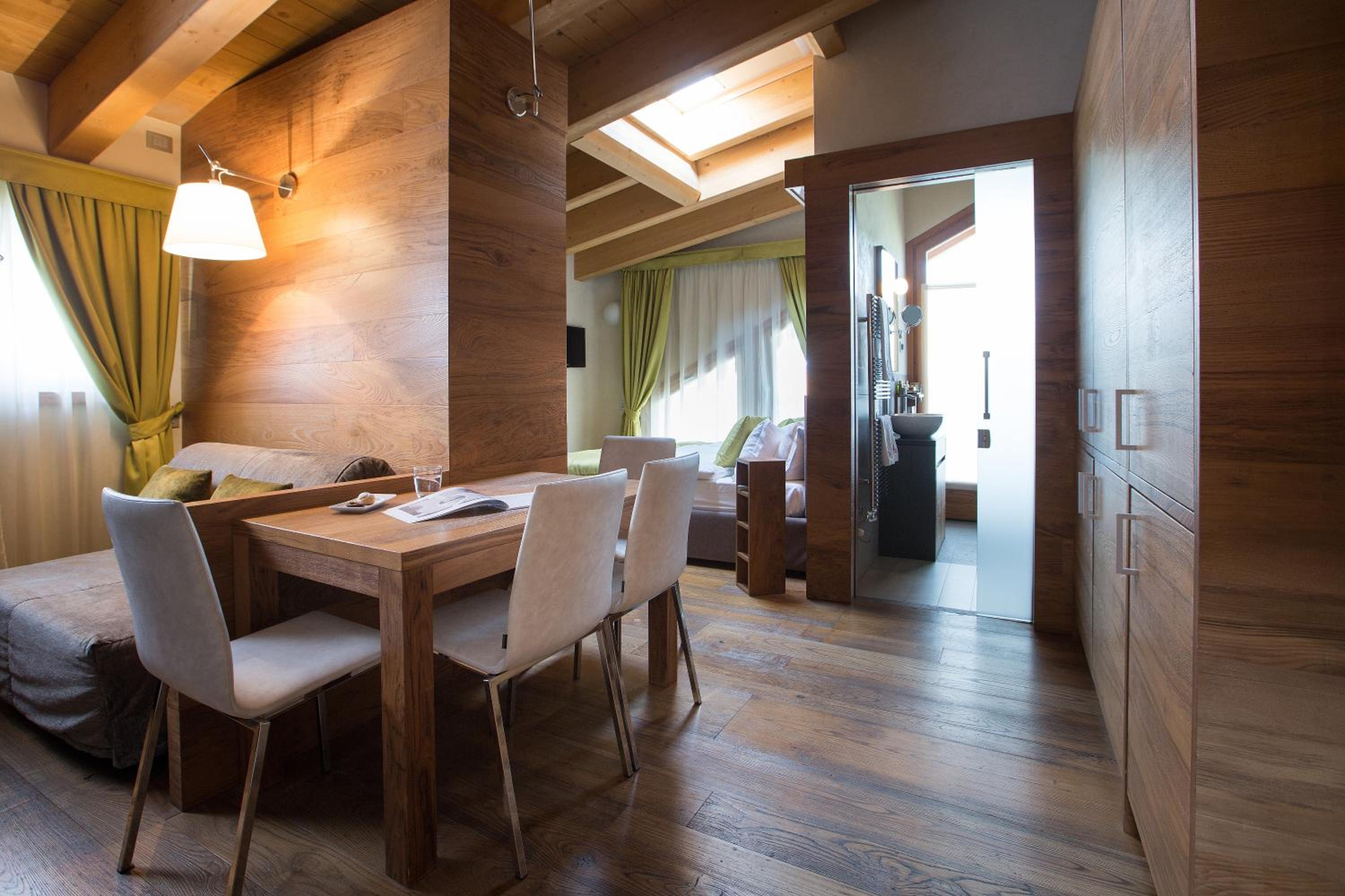 Deluxe Suite with Balcony - Photo 10