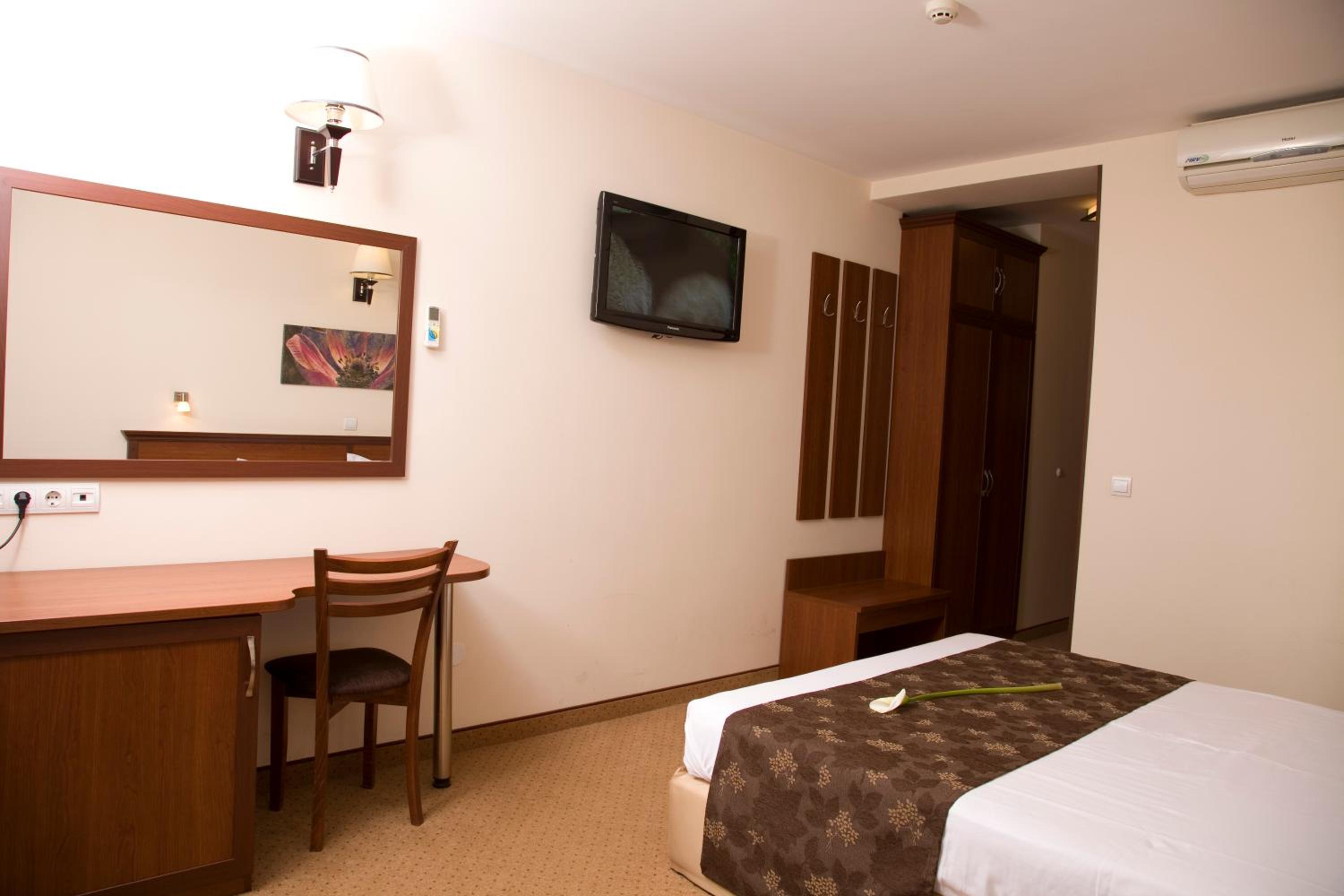 Standard Double Room - Photo 9