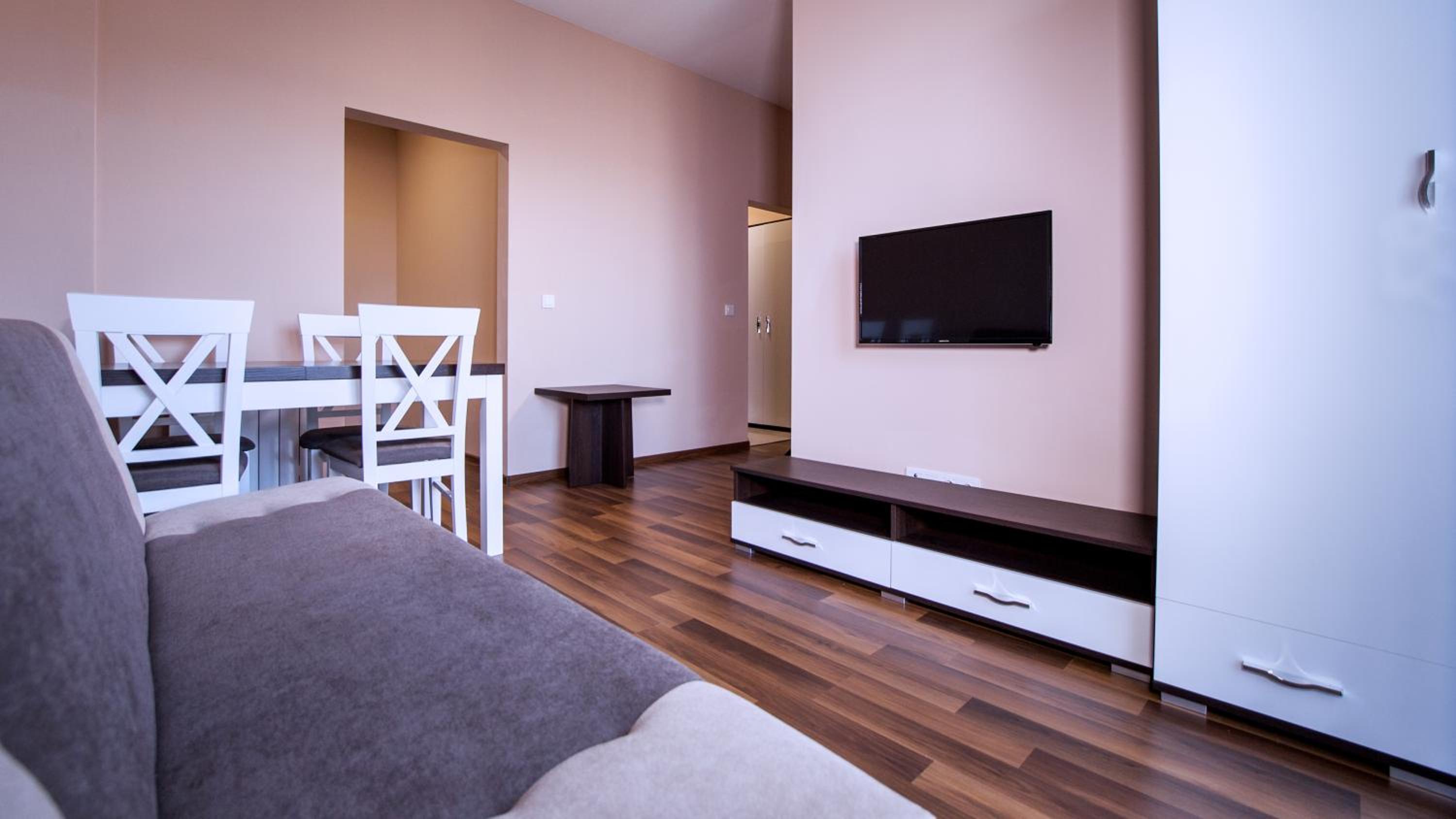 Suite - Photo 1
