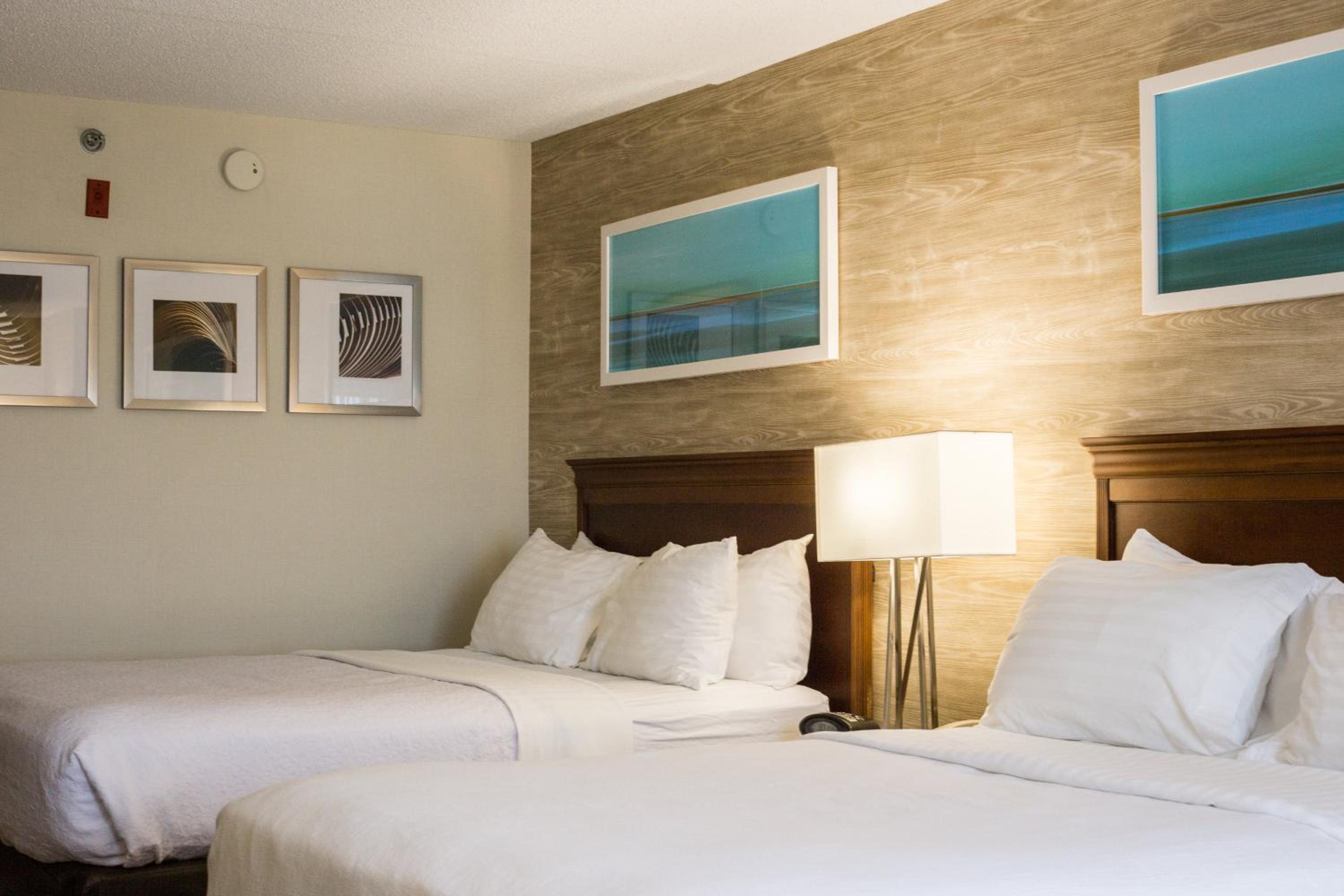 Standard Room with Two Queen Beds - Photo 4