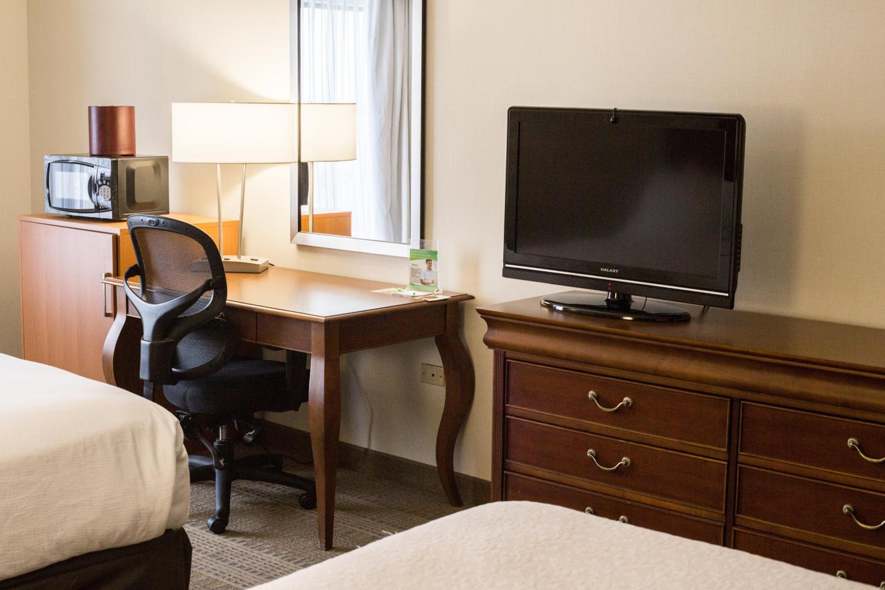 Standard Room with Two Queen Beds - Photo 3