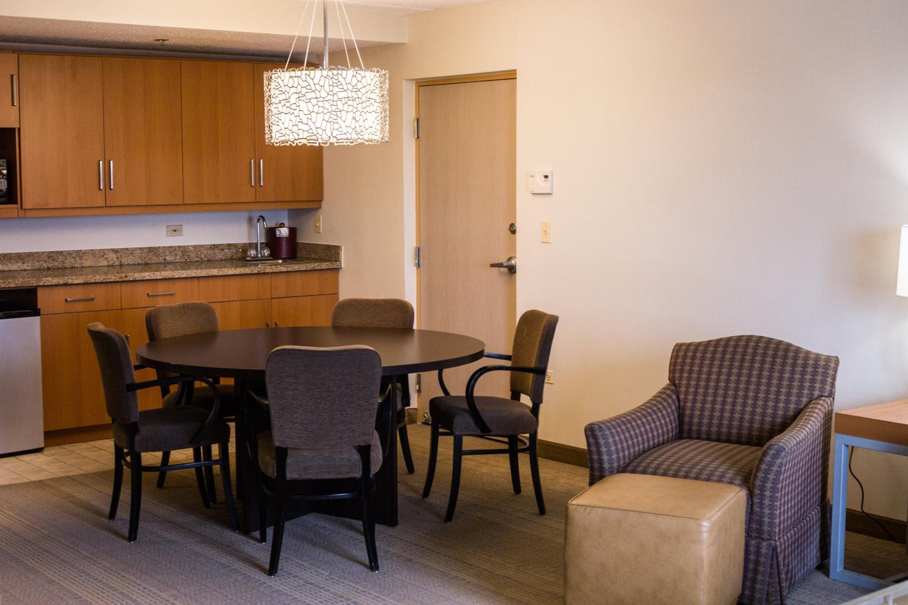 King Suite with Spa Bath - Photo 4