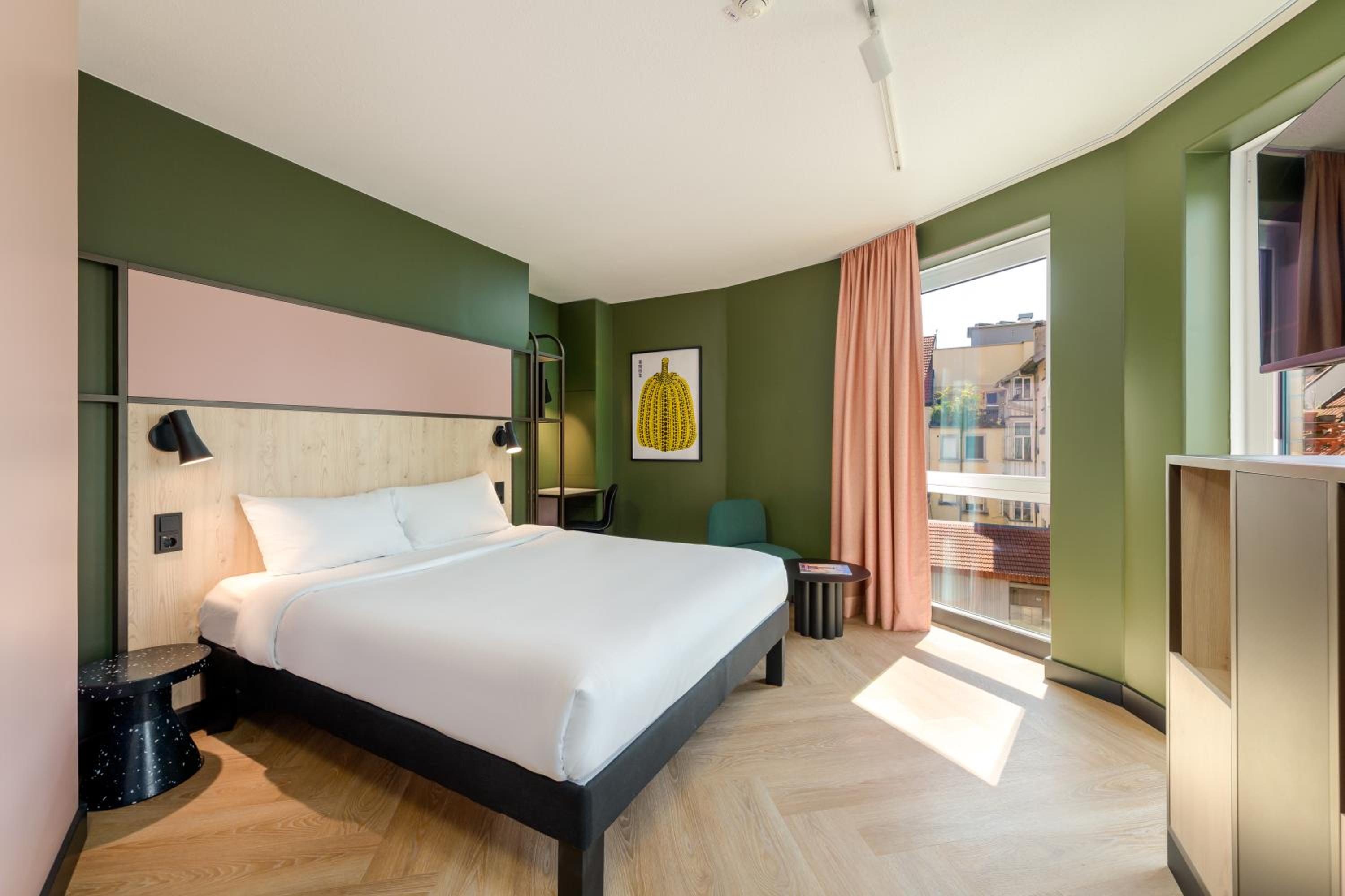 Standard Room with 1 Queensize Bed