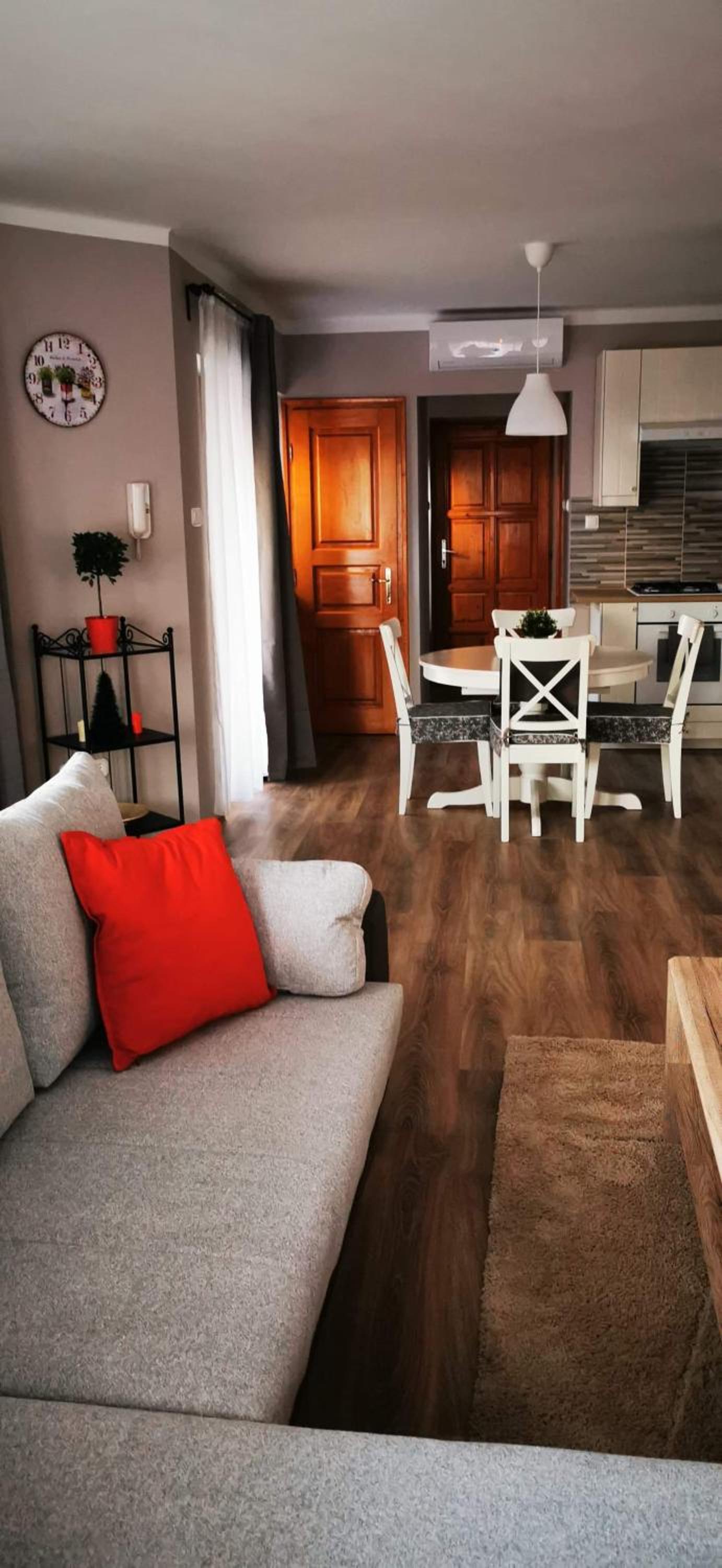 One-Bedroom Apartment - Photo 2