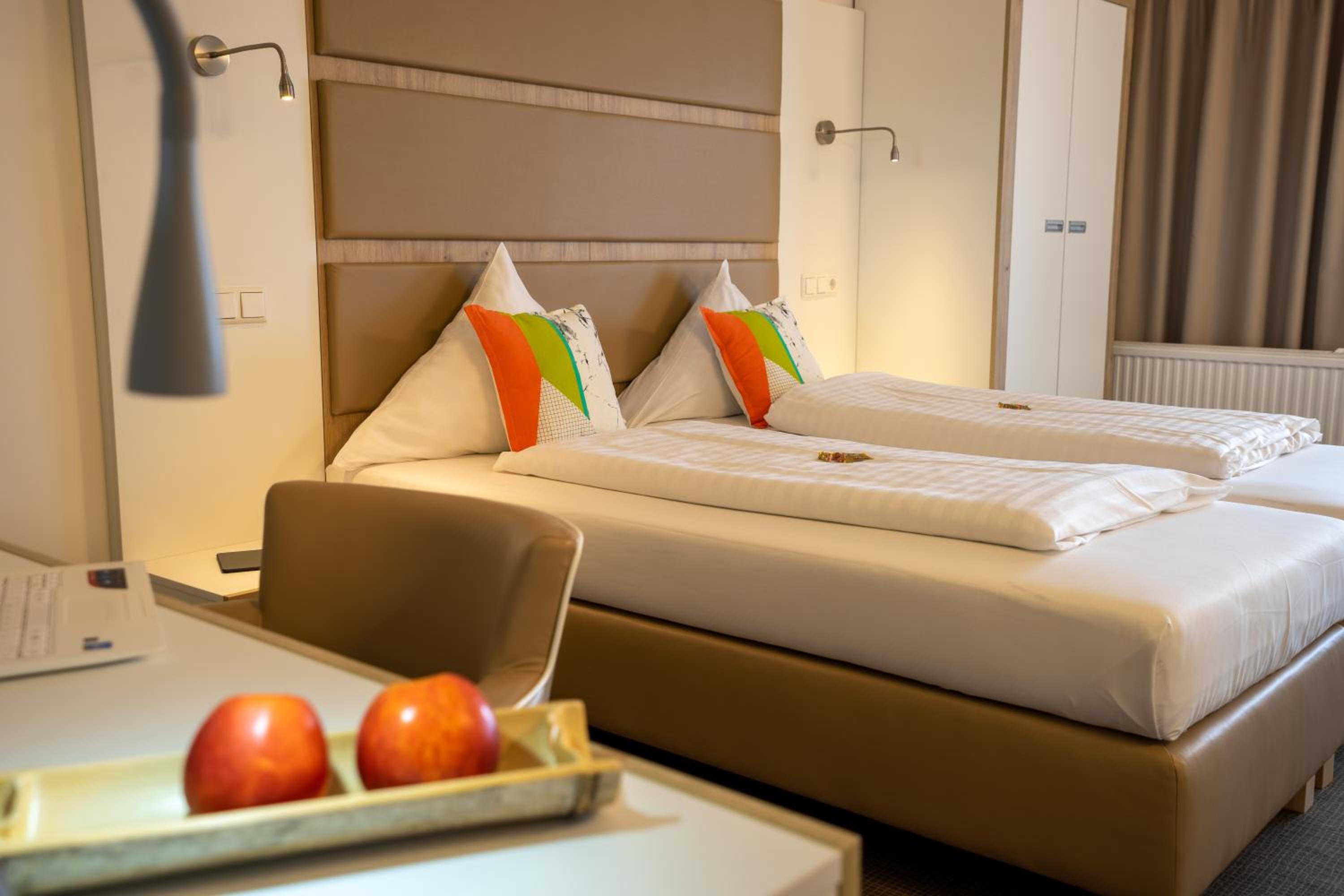 Deluxe Double Room with Balcony - Photo 9