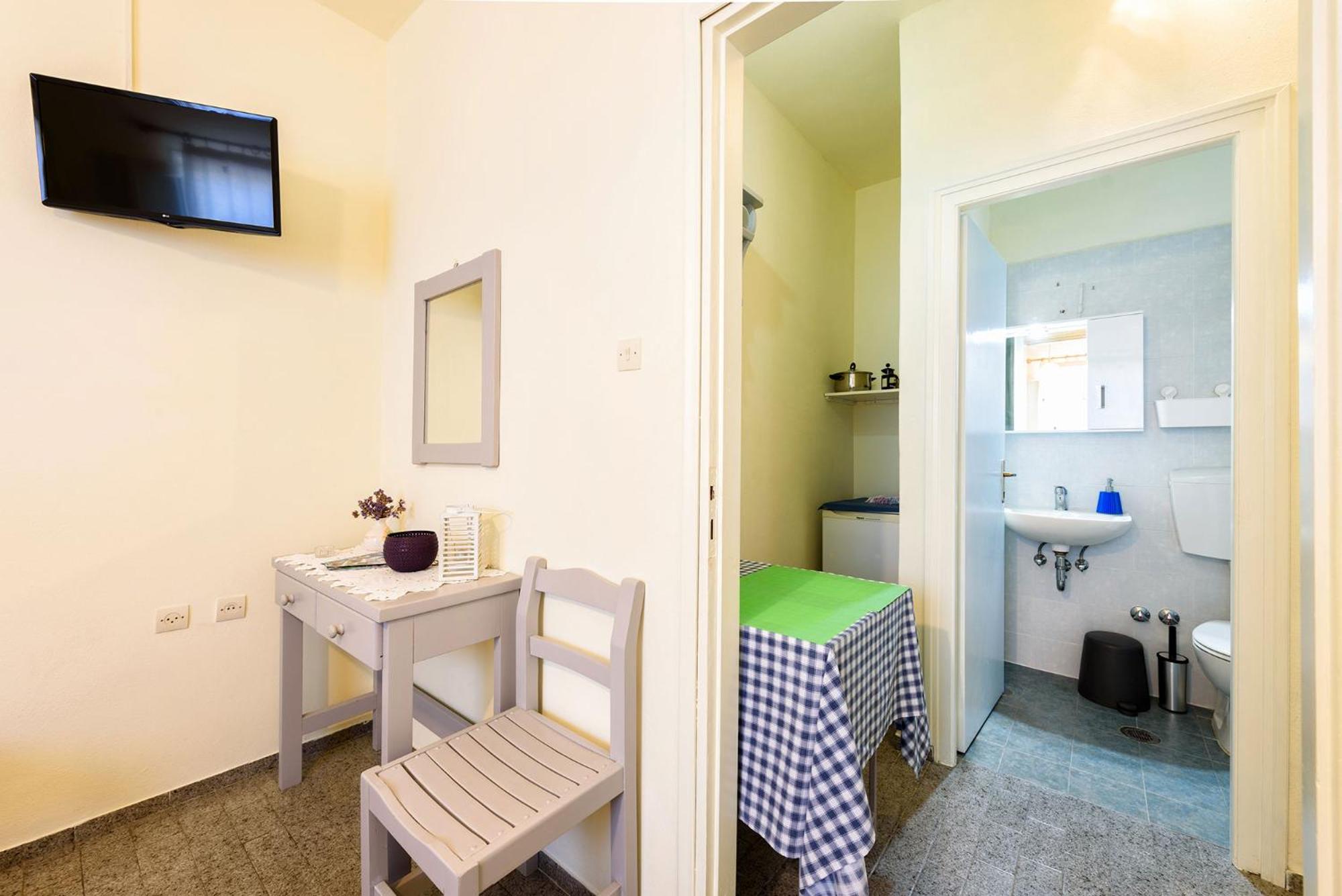 One-Bedroom Apartment (2 Adults) - Photo 9