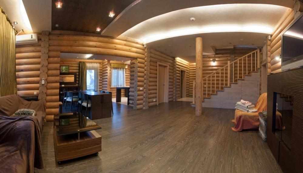 Five-Bedroom House photo 1
