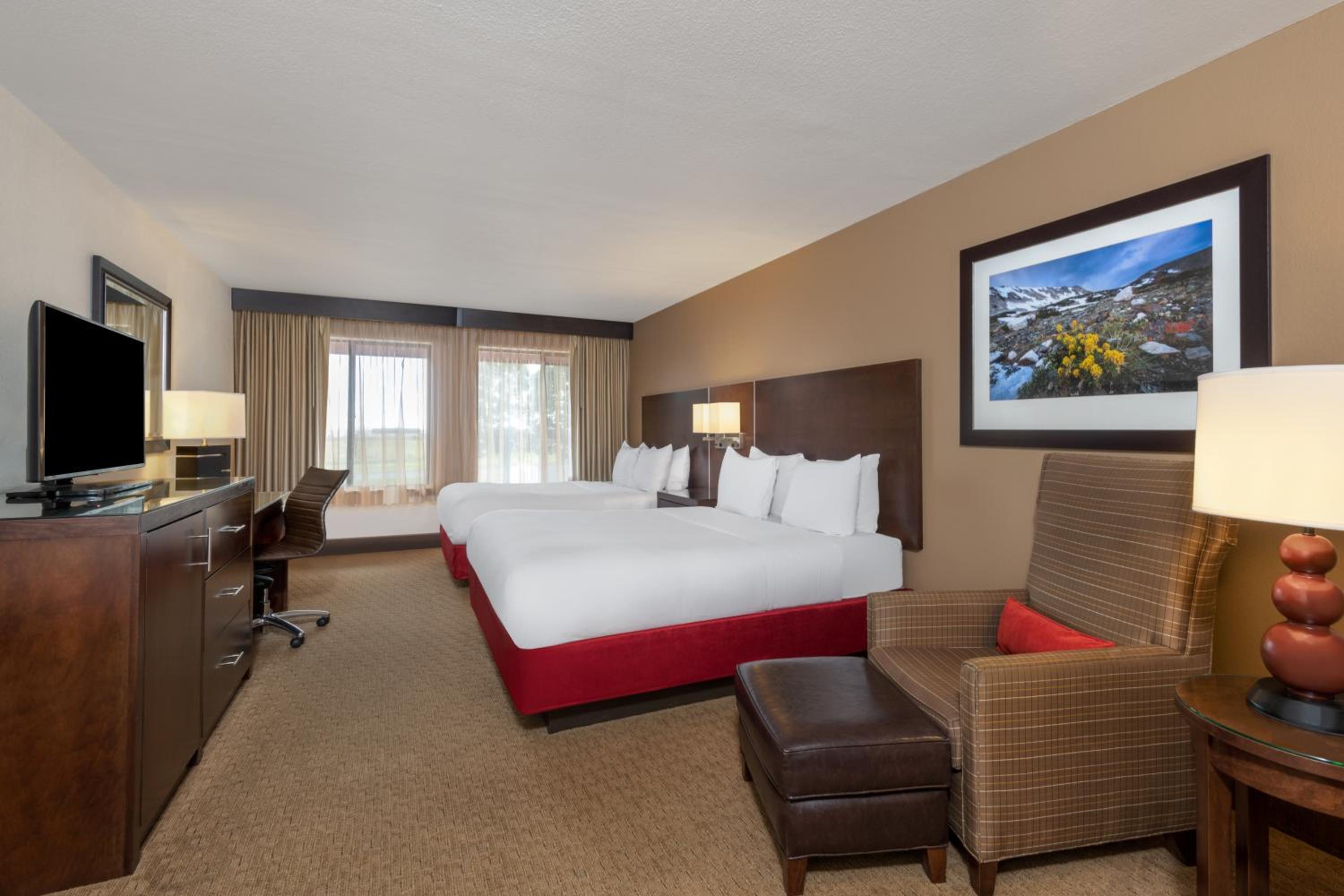 Premium Queen Room with Two Queen Beds - Non-Smoking - Photo 4
