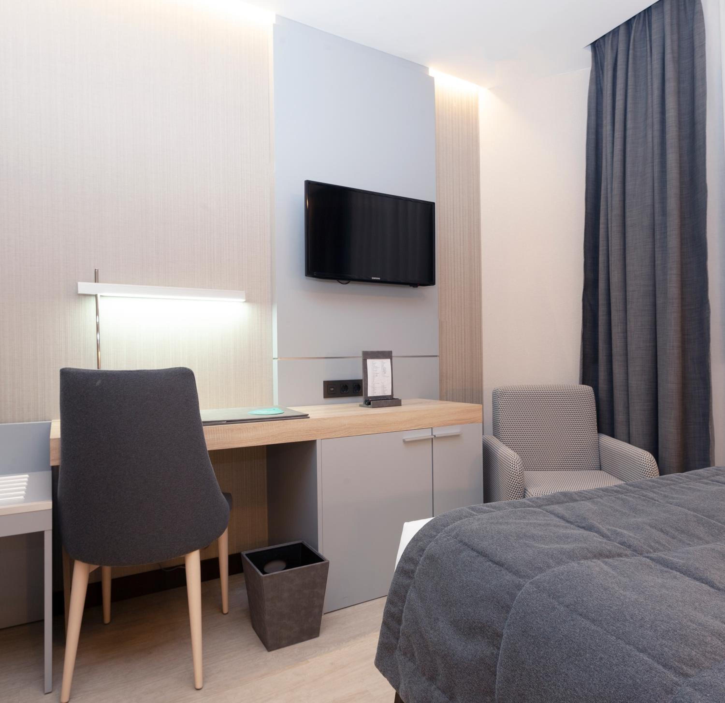 Family Room (2 Adults + 3 Children)
