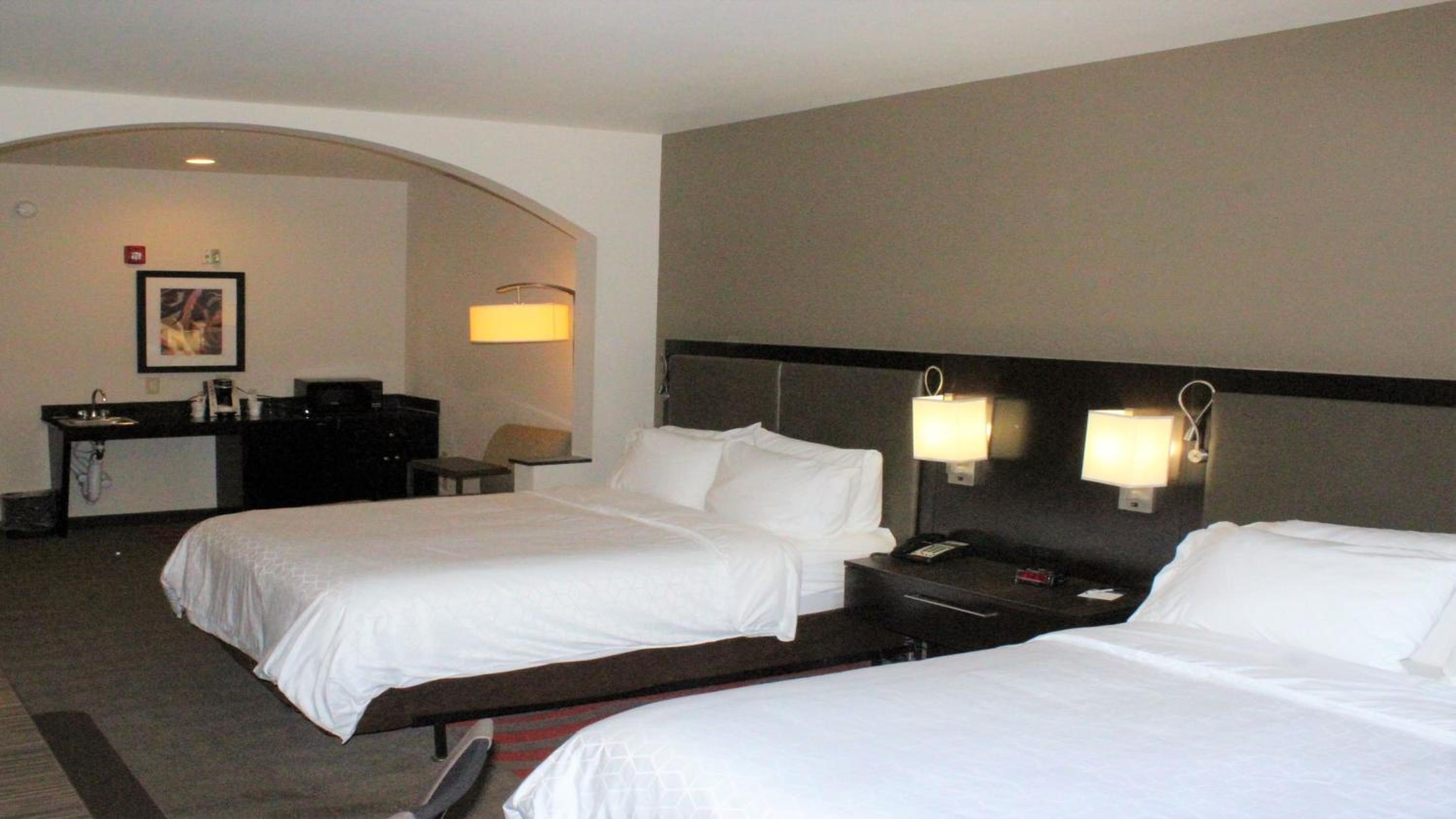 Queen Room with Two Queen Beds and Mobility Accessible Bathtub - Photo 6