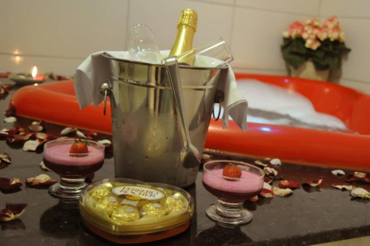 Suite with Hot Tub - Photo 2