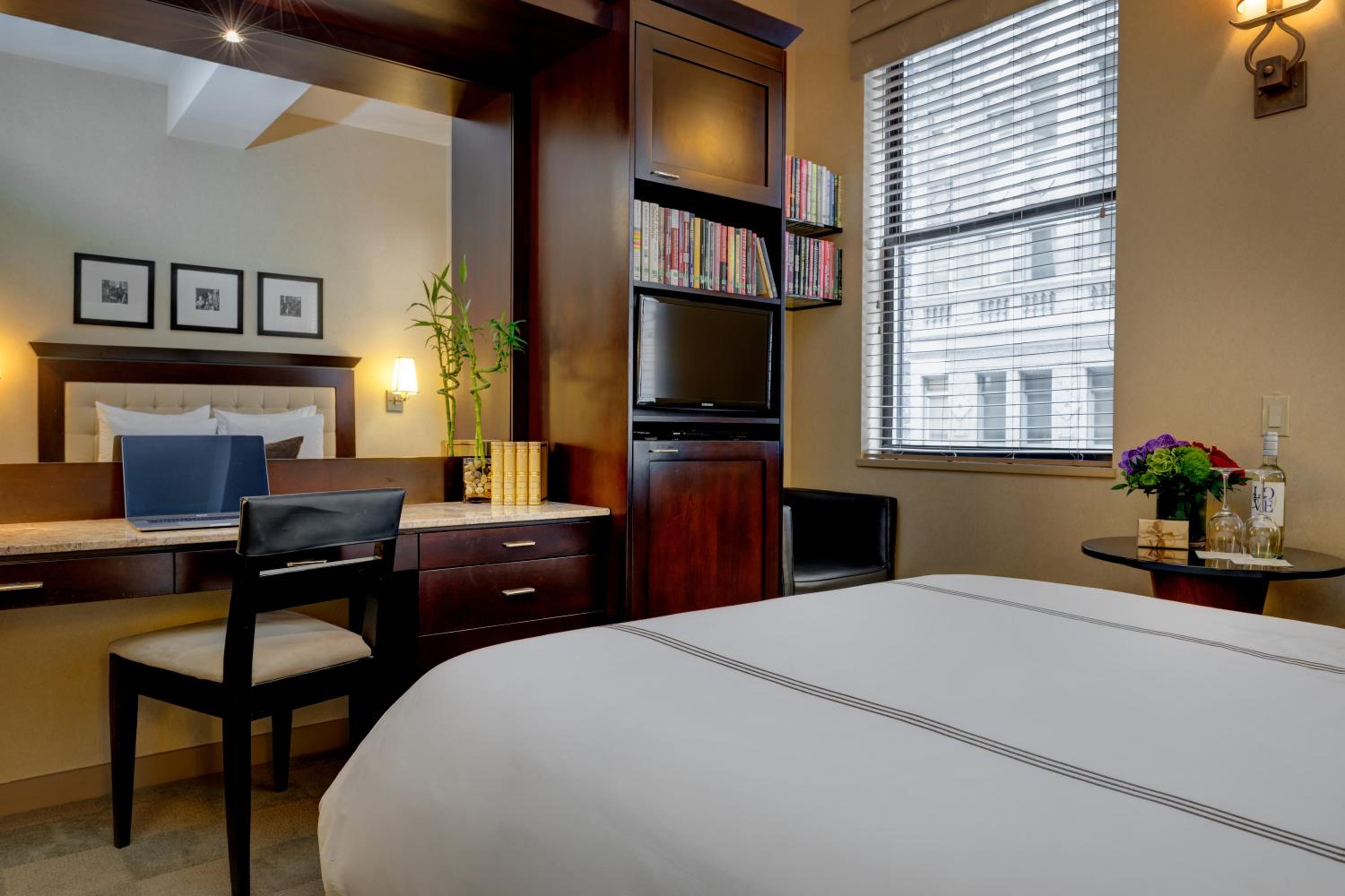Deluxe Room with One Queen Bed photo 2