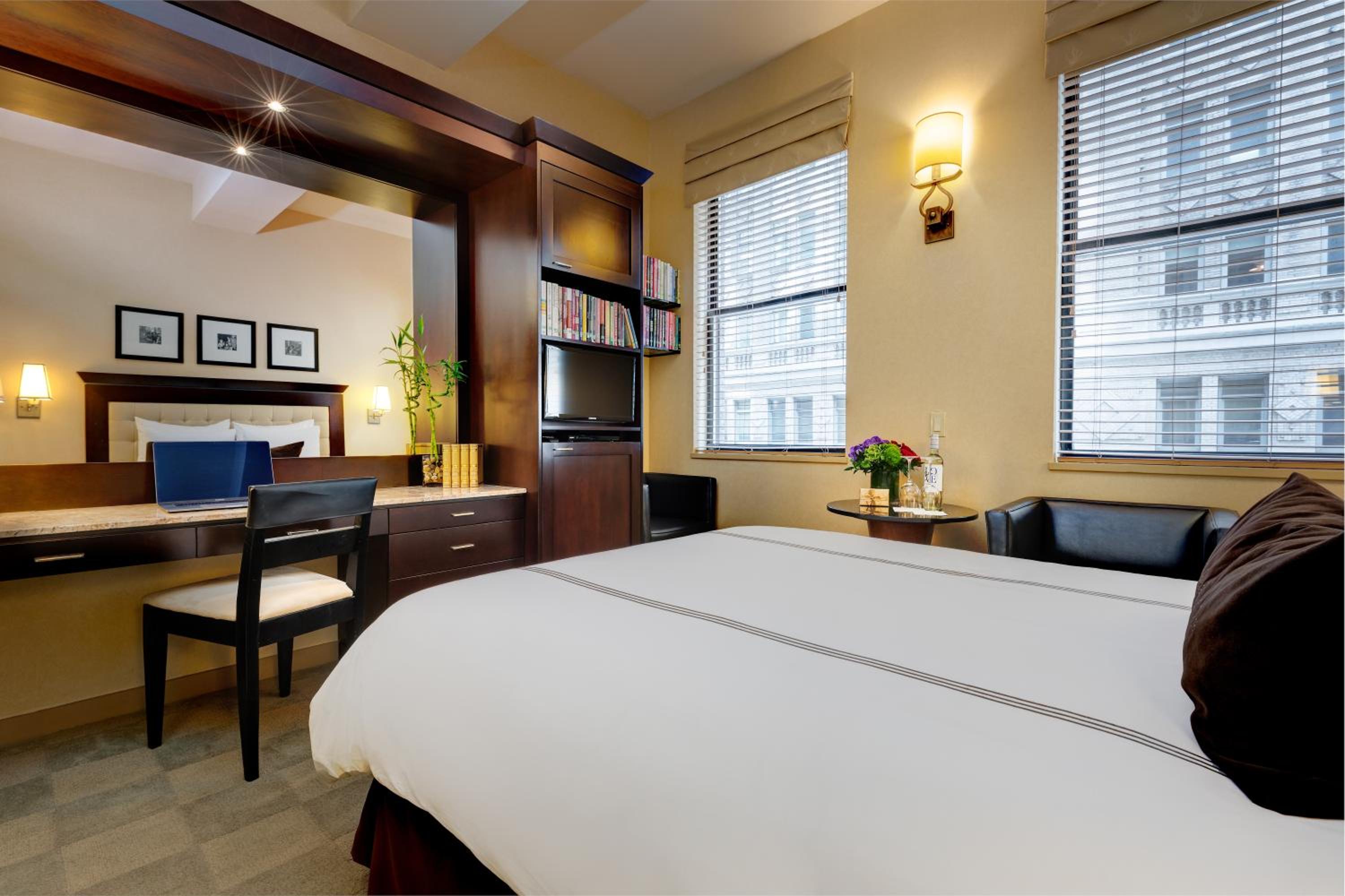 Deluxe Room with One Queen Bed photo 3