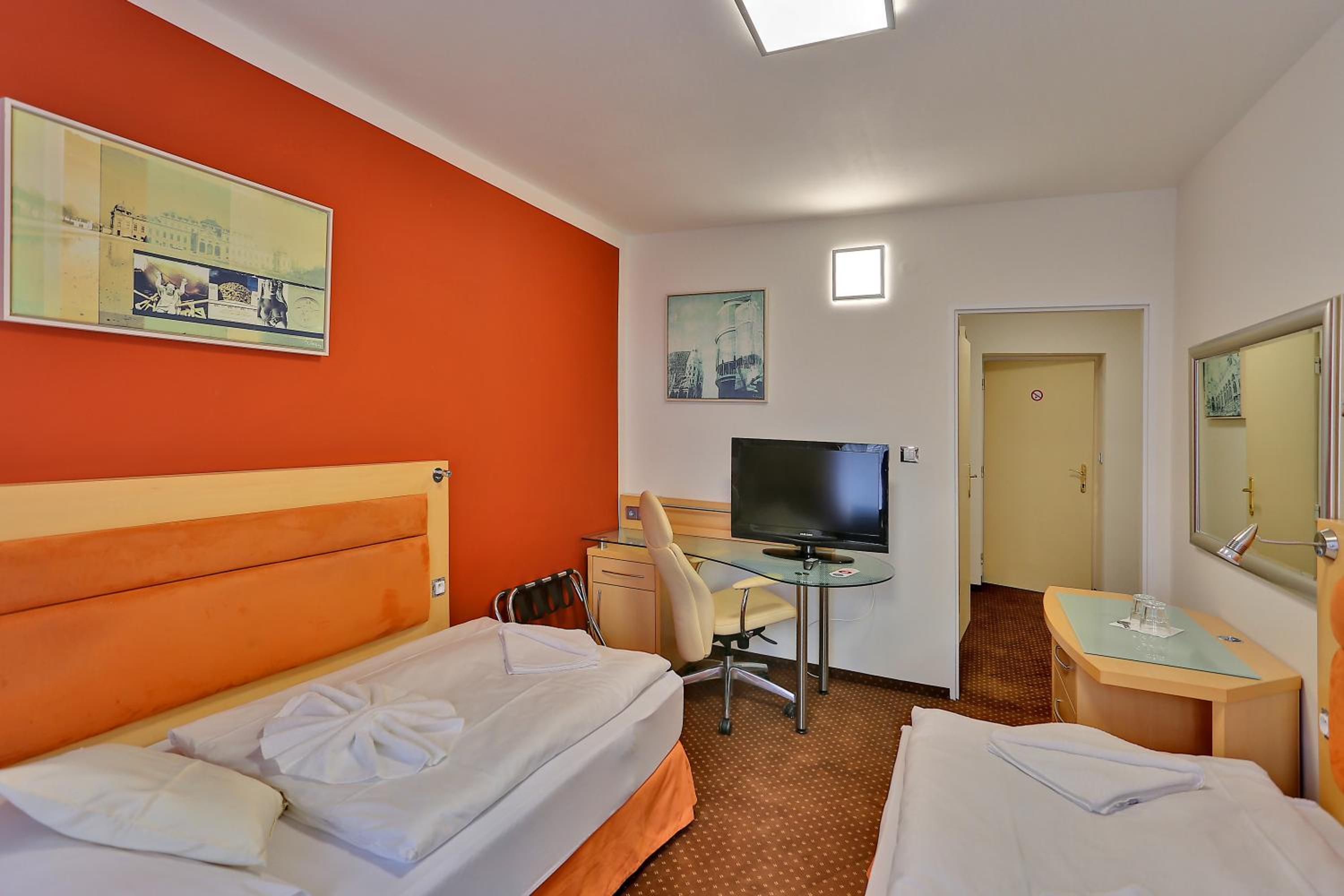 Superior Double or Twin Room - Photo 9