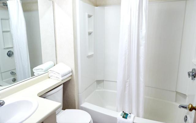 Double Room with Two Double Beds and Courtyard View photo 3