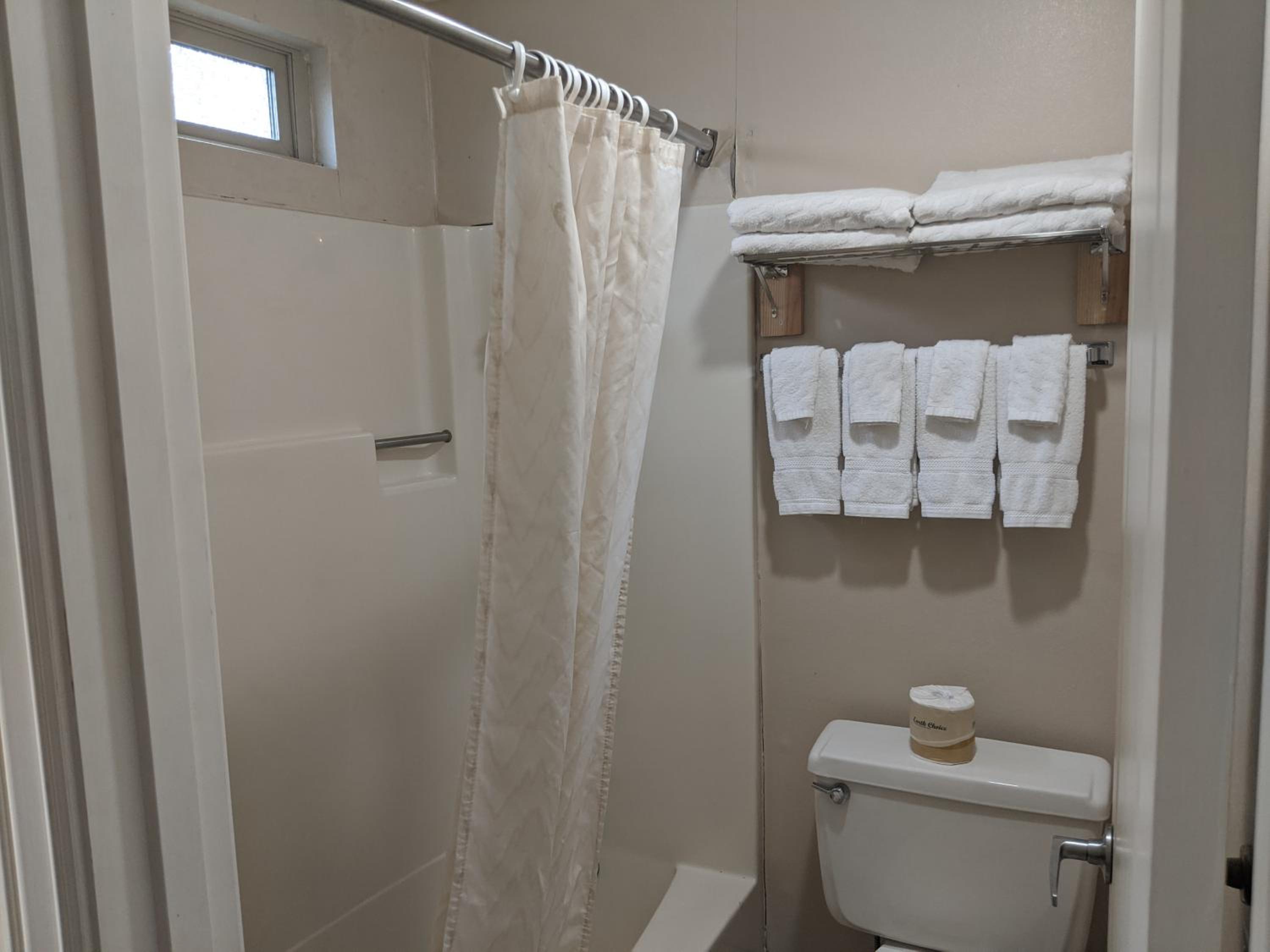 Queen Room with Two Queen Beds photo 2