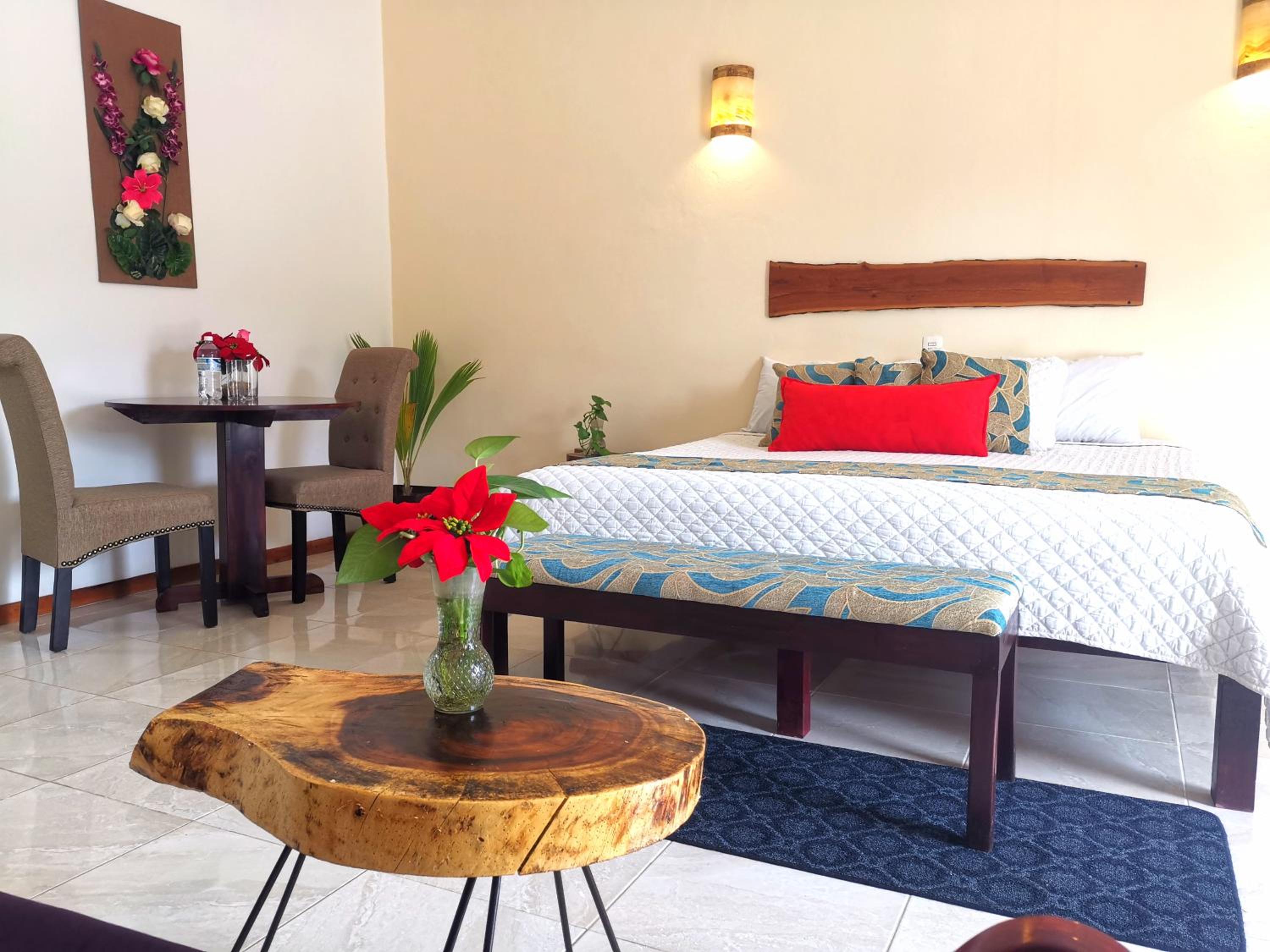 Deluxe King Room with Pool View photo 3