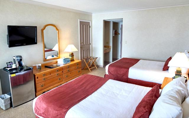 Double Room with Two Double Beds and Lake View photo 3