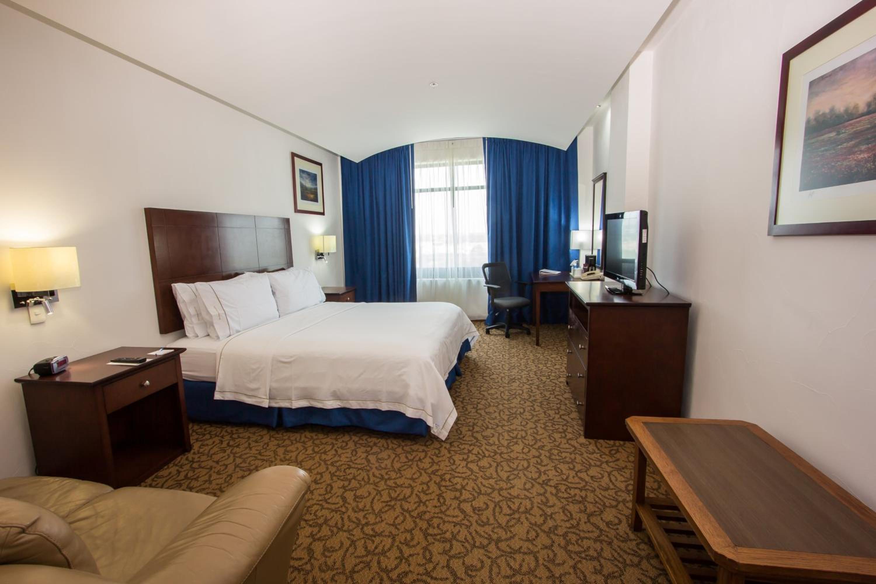 Standard King Room with Extra Floor Space - Photo 3