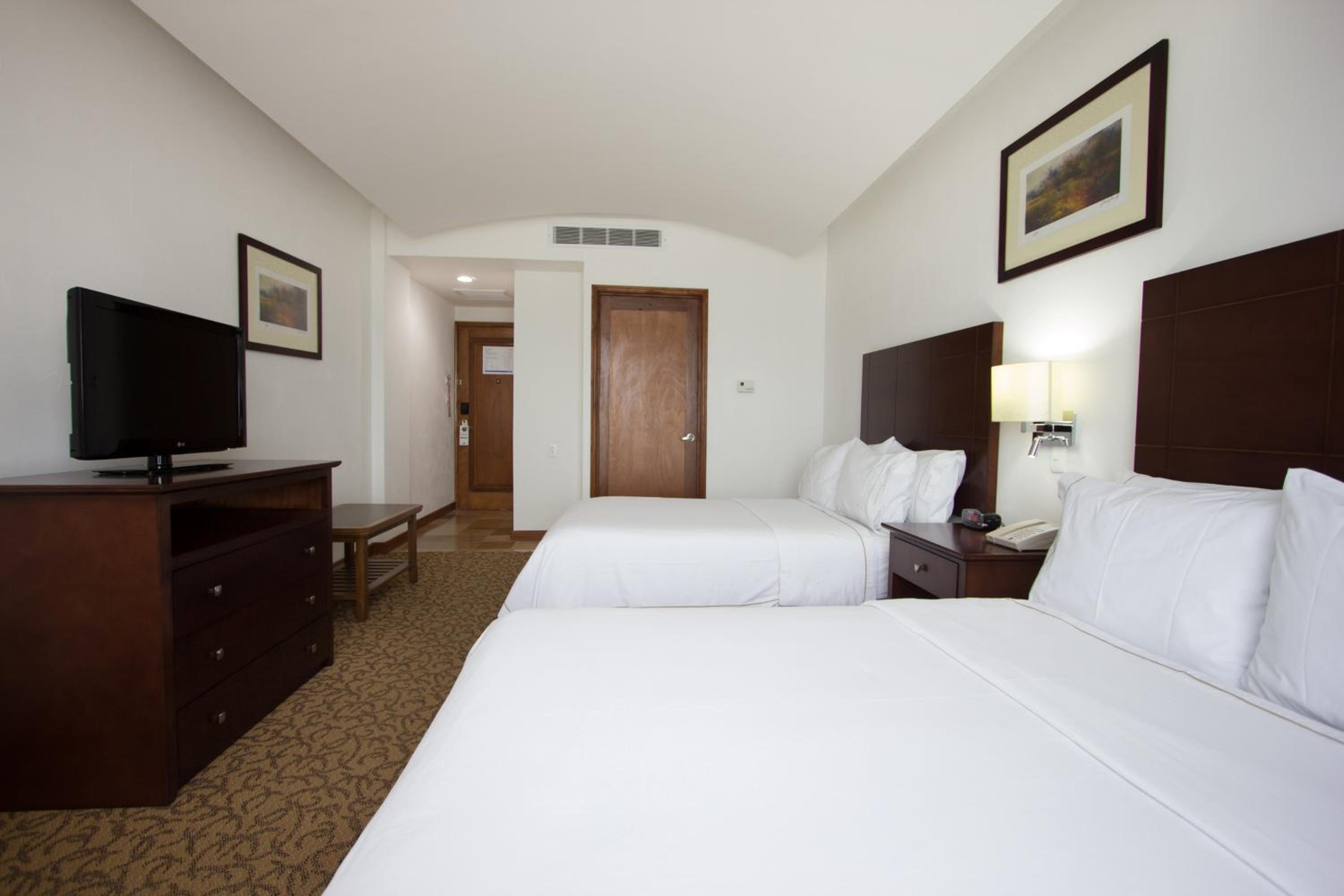 Standard Room with Two Queen Beds - Photo 6
