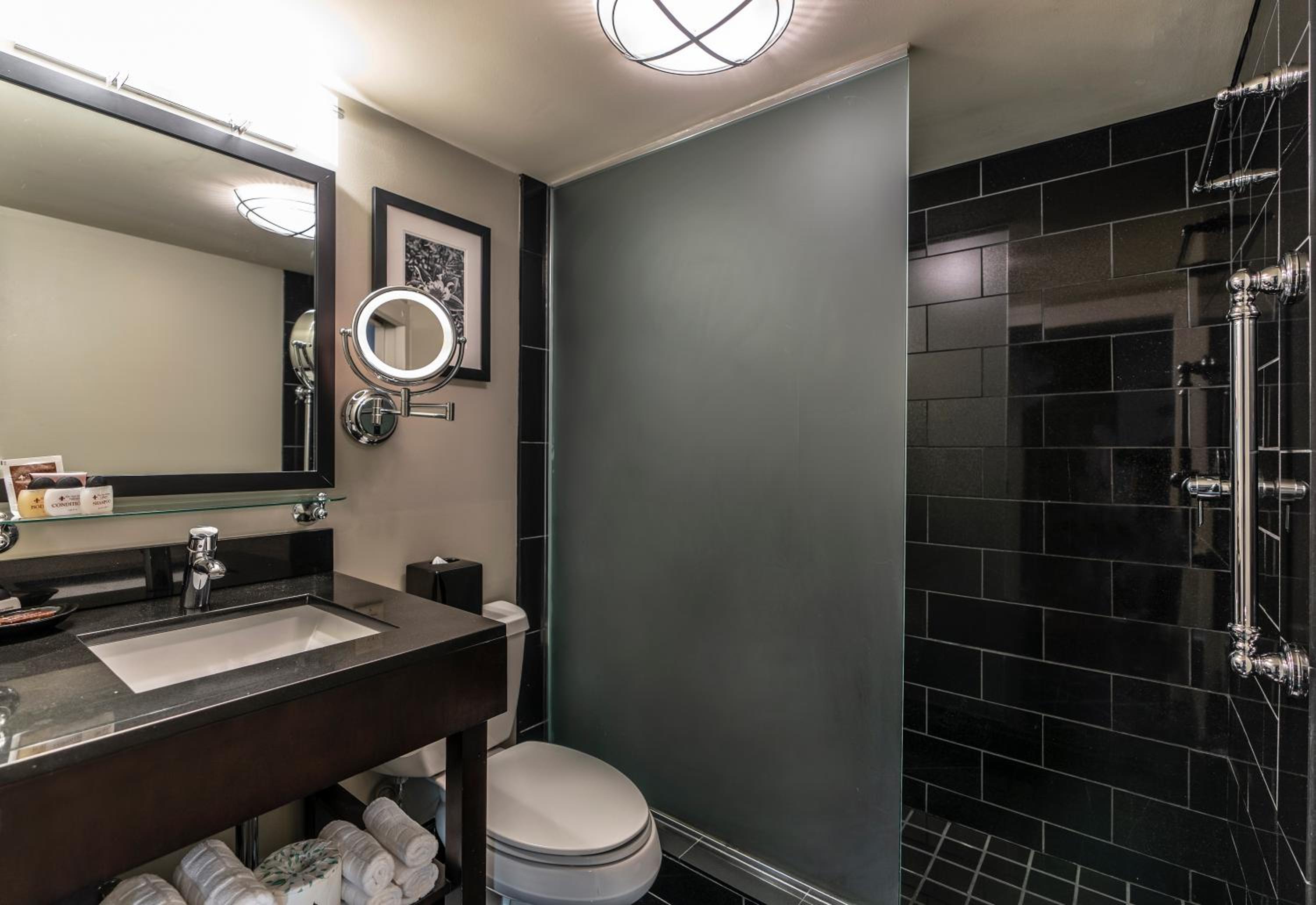 Deluxe King Room - Photo 5