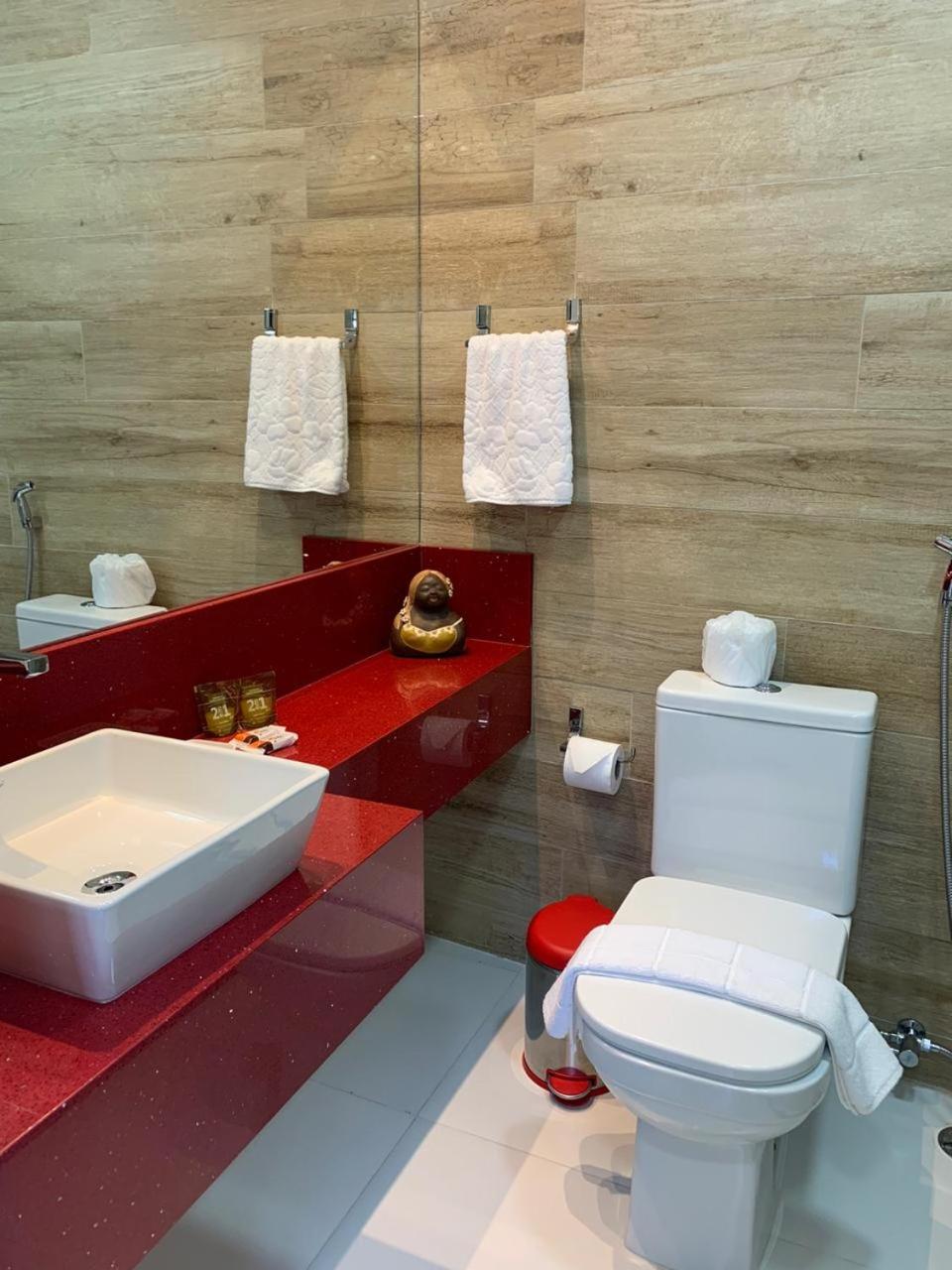 Deluxe Queen Suite - Photo 37