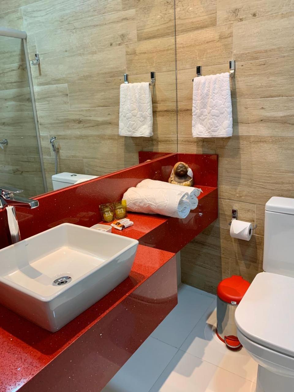 Deluxe Queen Suite - Photo 10
