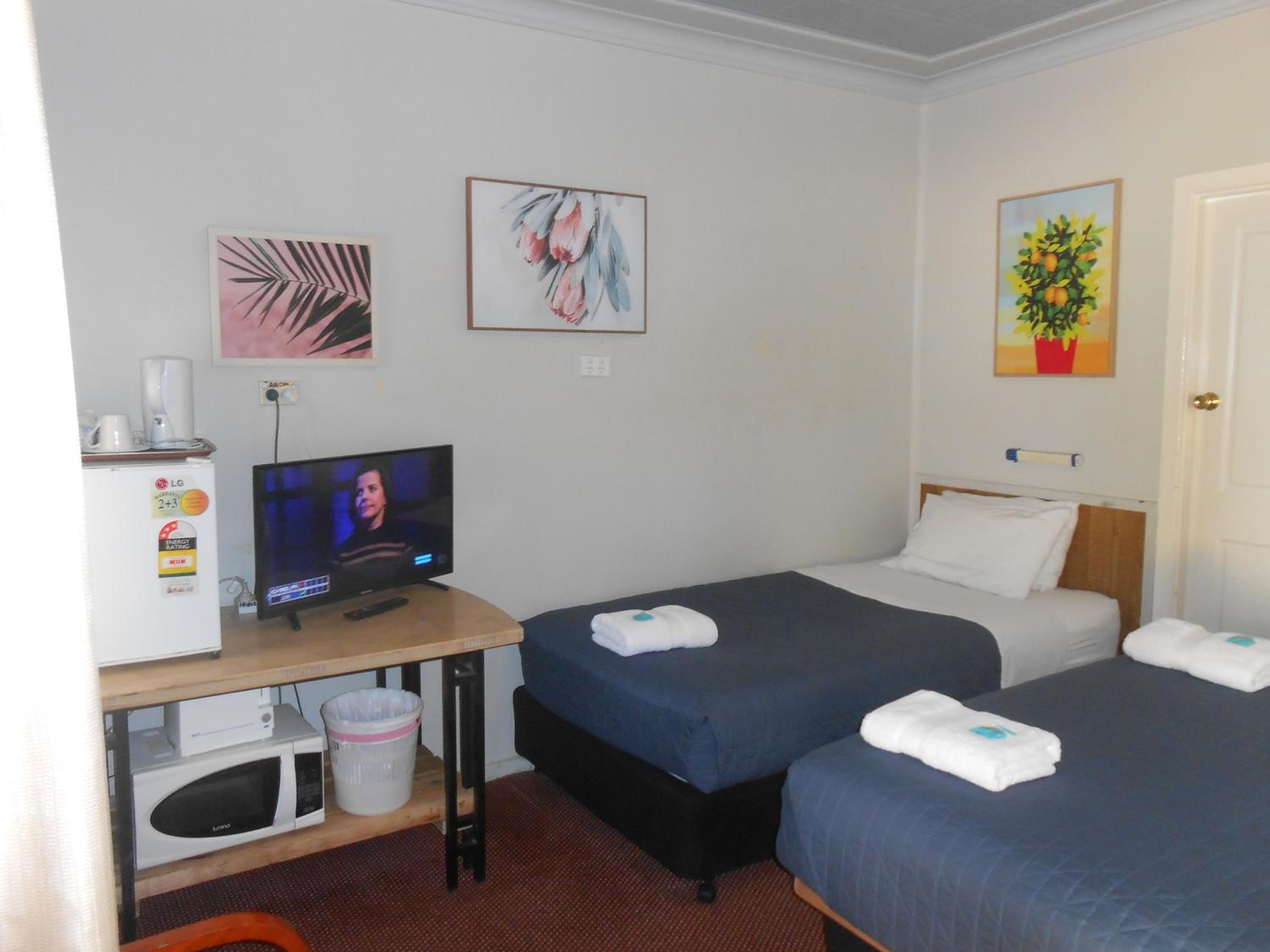 Double or Twin Room with Bathroom - Photo 6