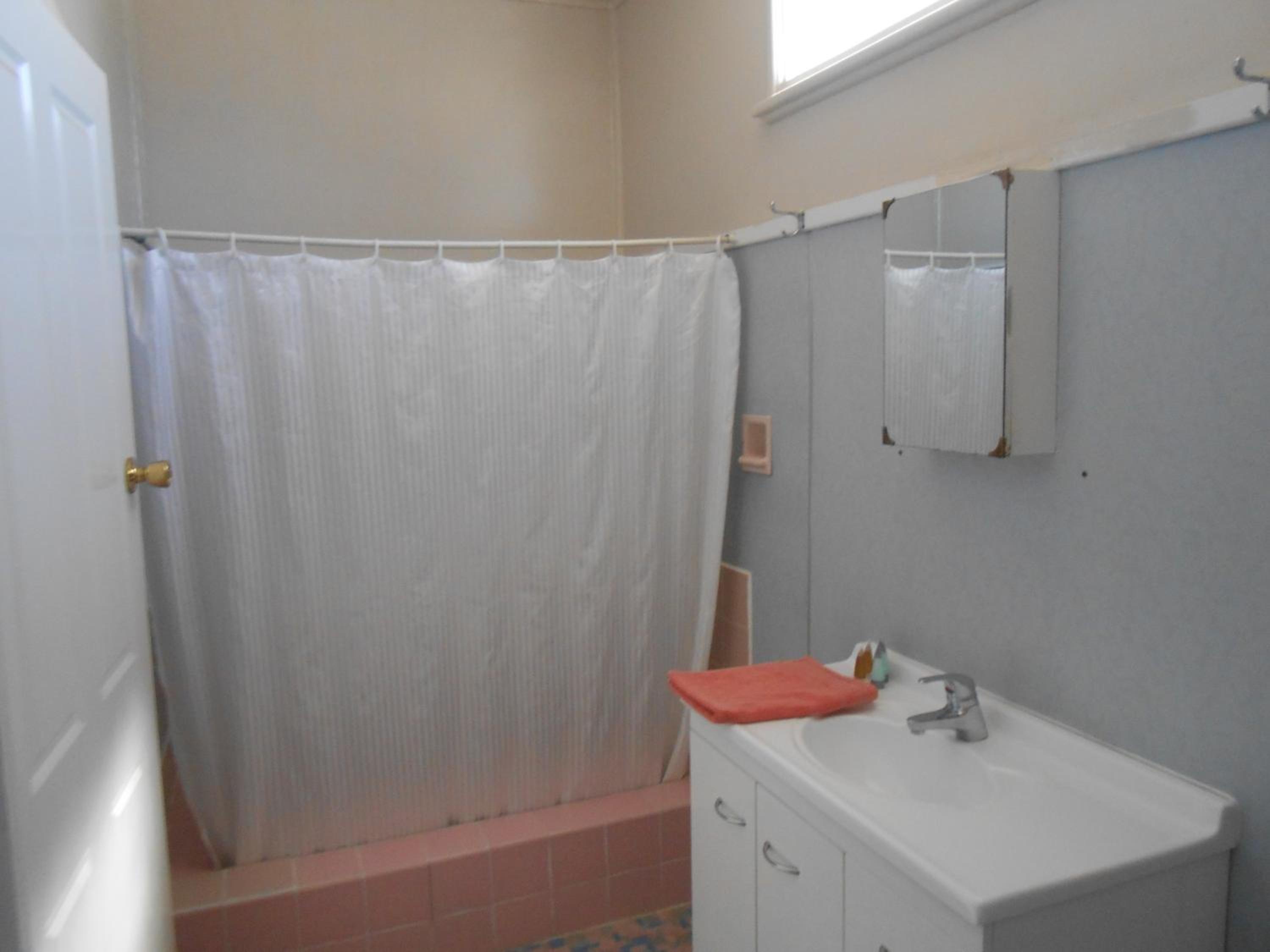 Double or Twin Room with Bathroom - Photo 4