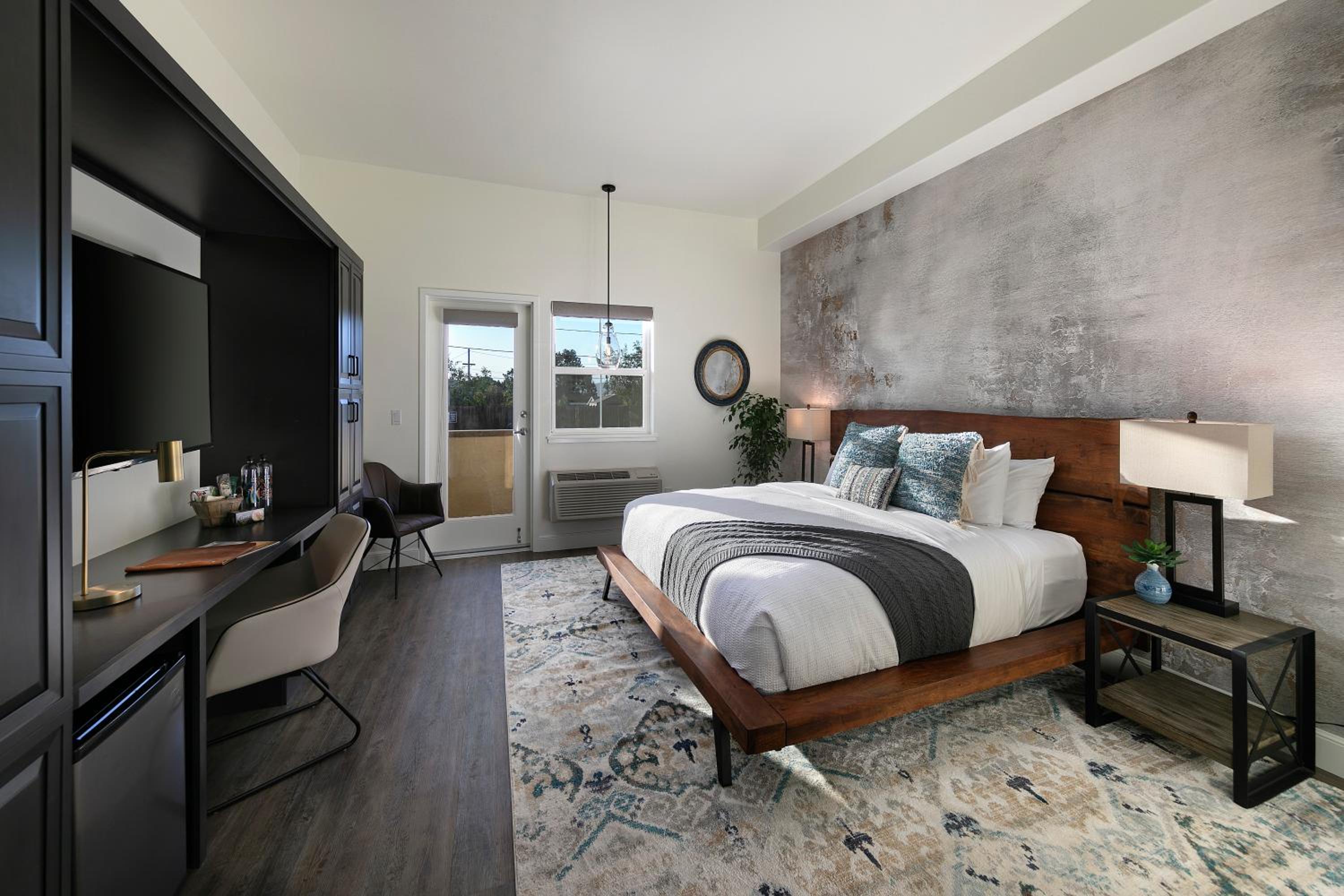 King Room with Balcony - Photo 6