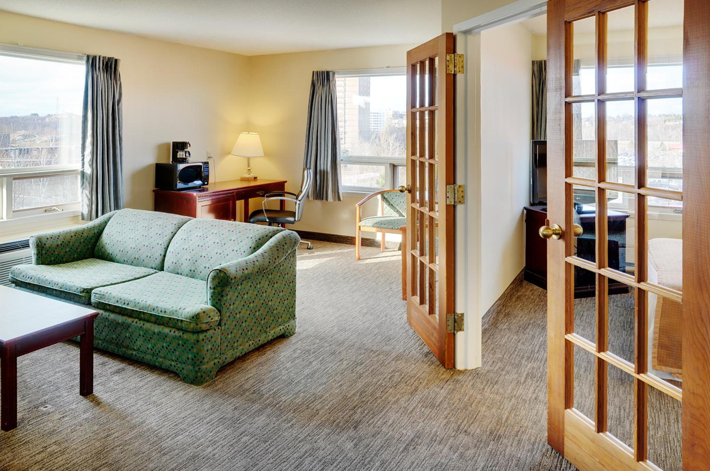Drive Up One-Bedroom Suite with One Queen Bed - Non-Smoking - Photo 1