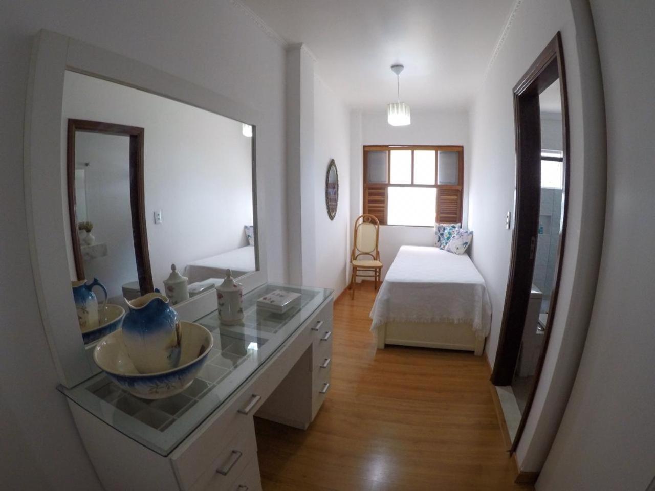 Queen Room photo 1