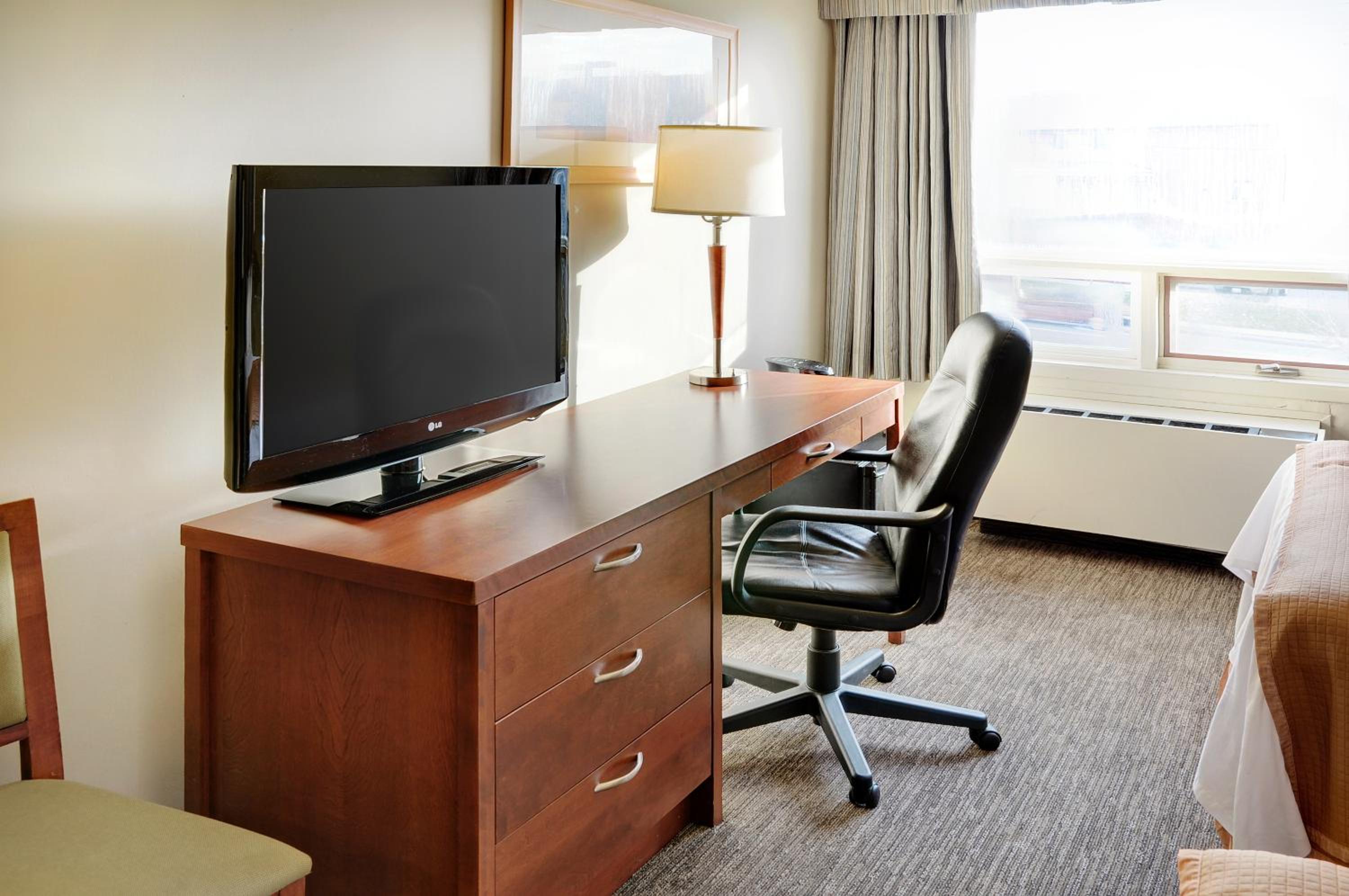 Deluxe Drive Up Room with One Queen Bed - Non-Smoking - Photo 3