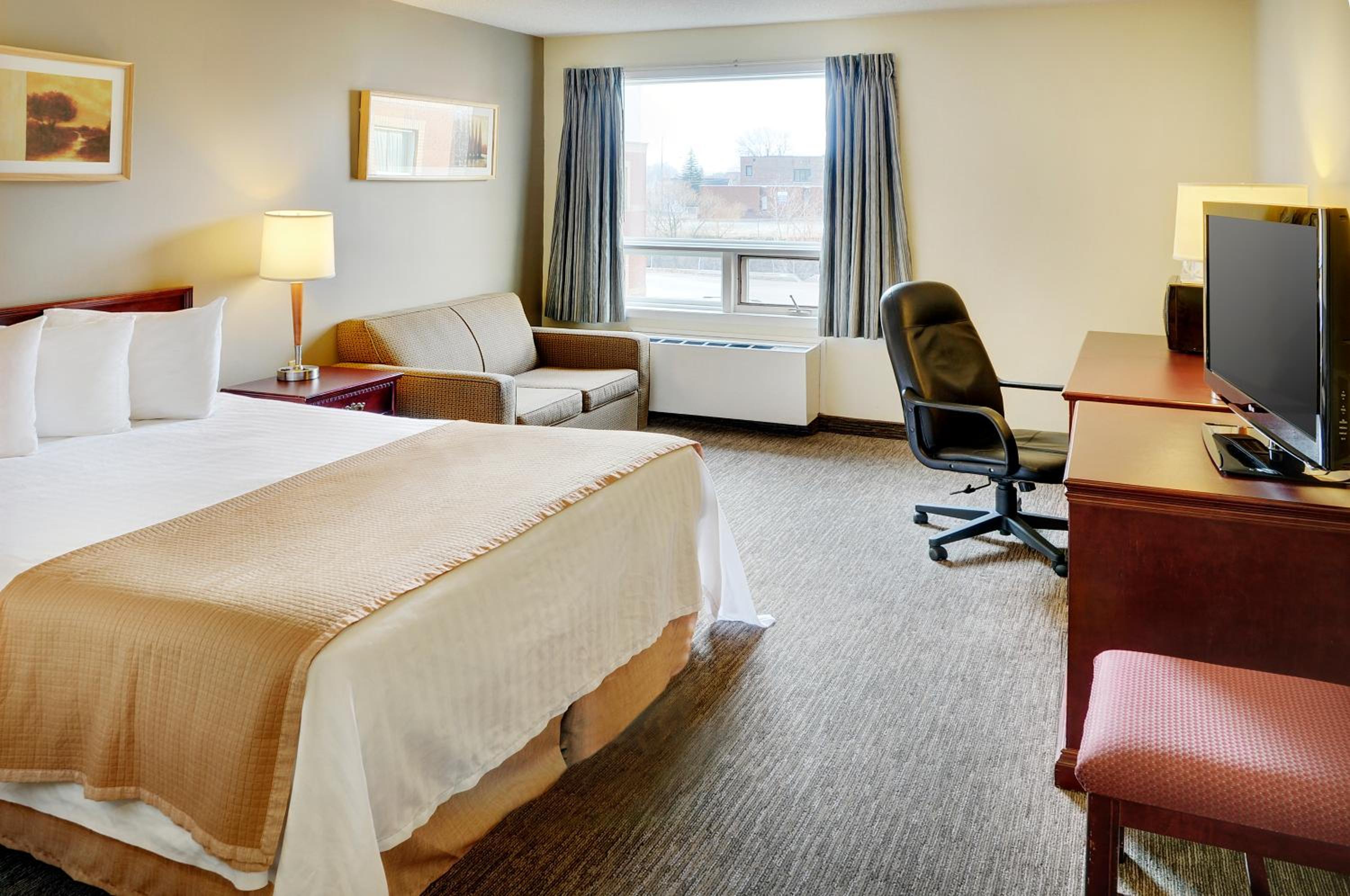Deluxe Drive Up Room with One Queen Bed - Non-Smoking - Photo 1