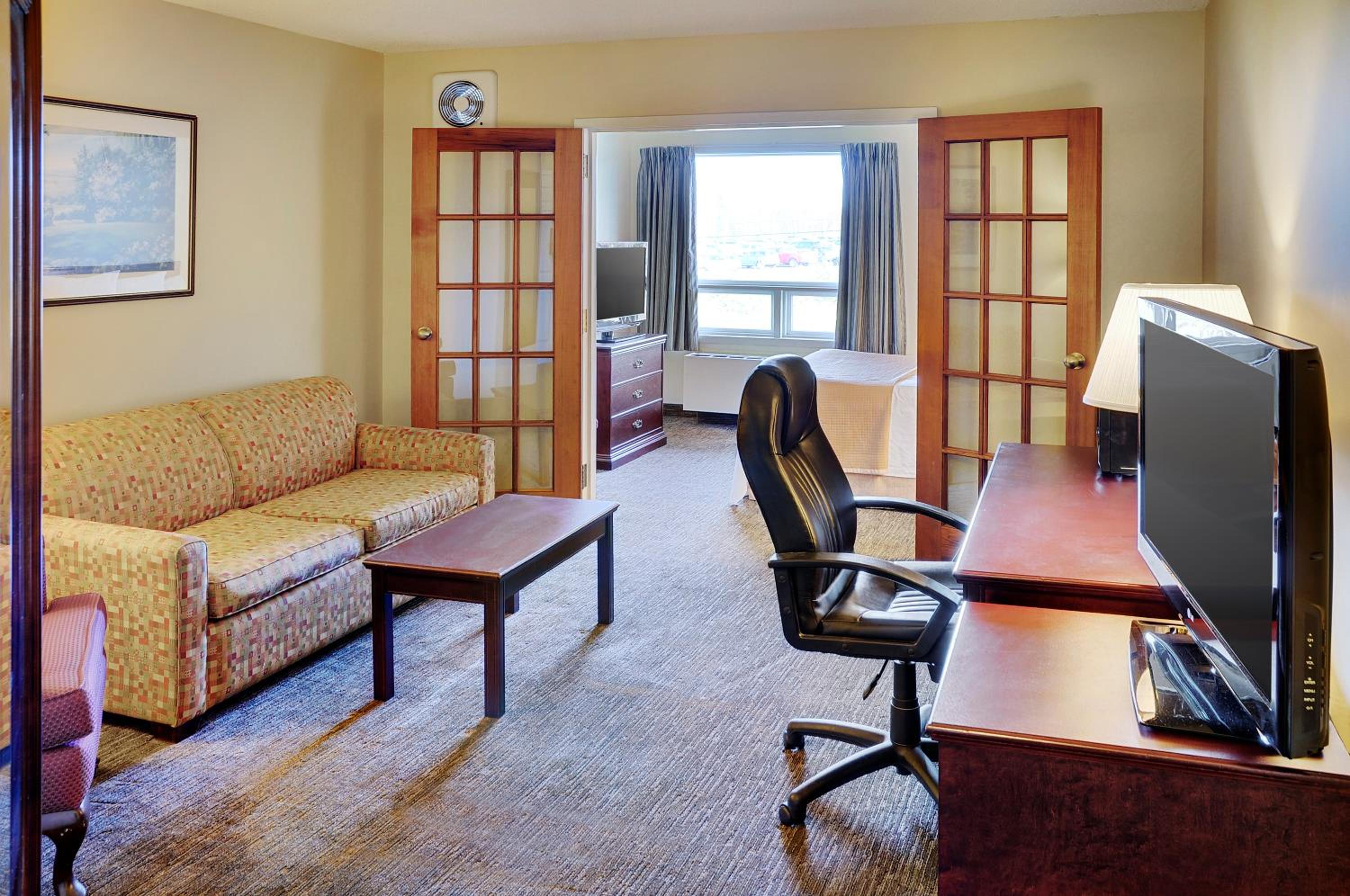 One-Bedroom Deluxe King Suite - Non-Smoking - Photo 5