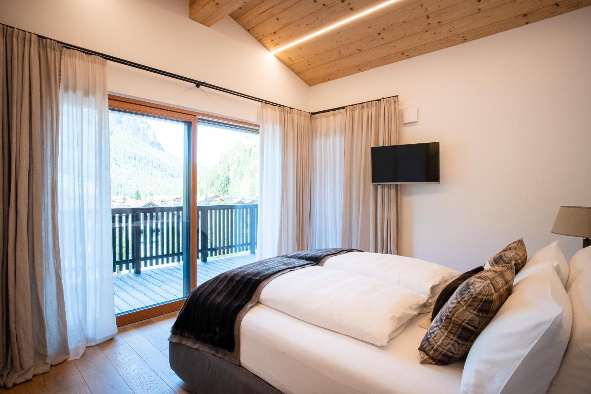 Two-Bedroom Deluxe Apartment with Balcony