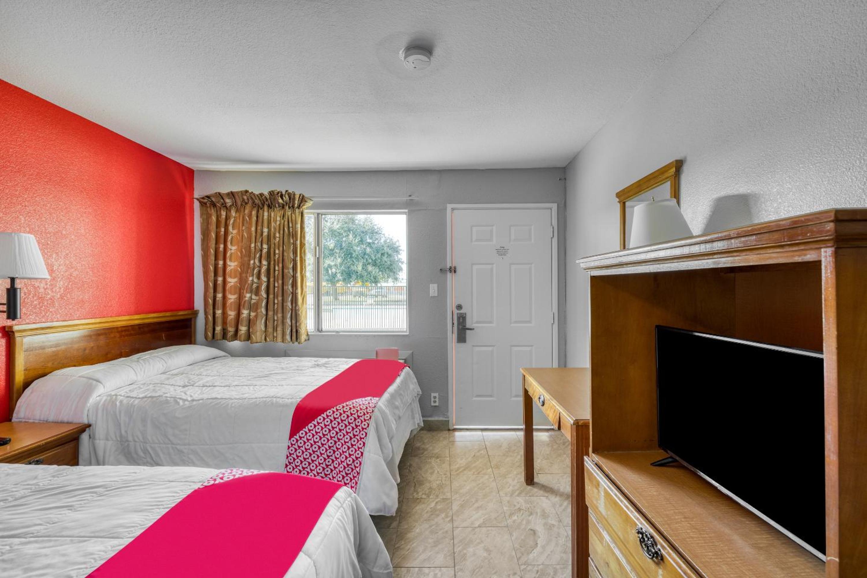 Double Room with Two Double Beds - Photo 9